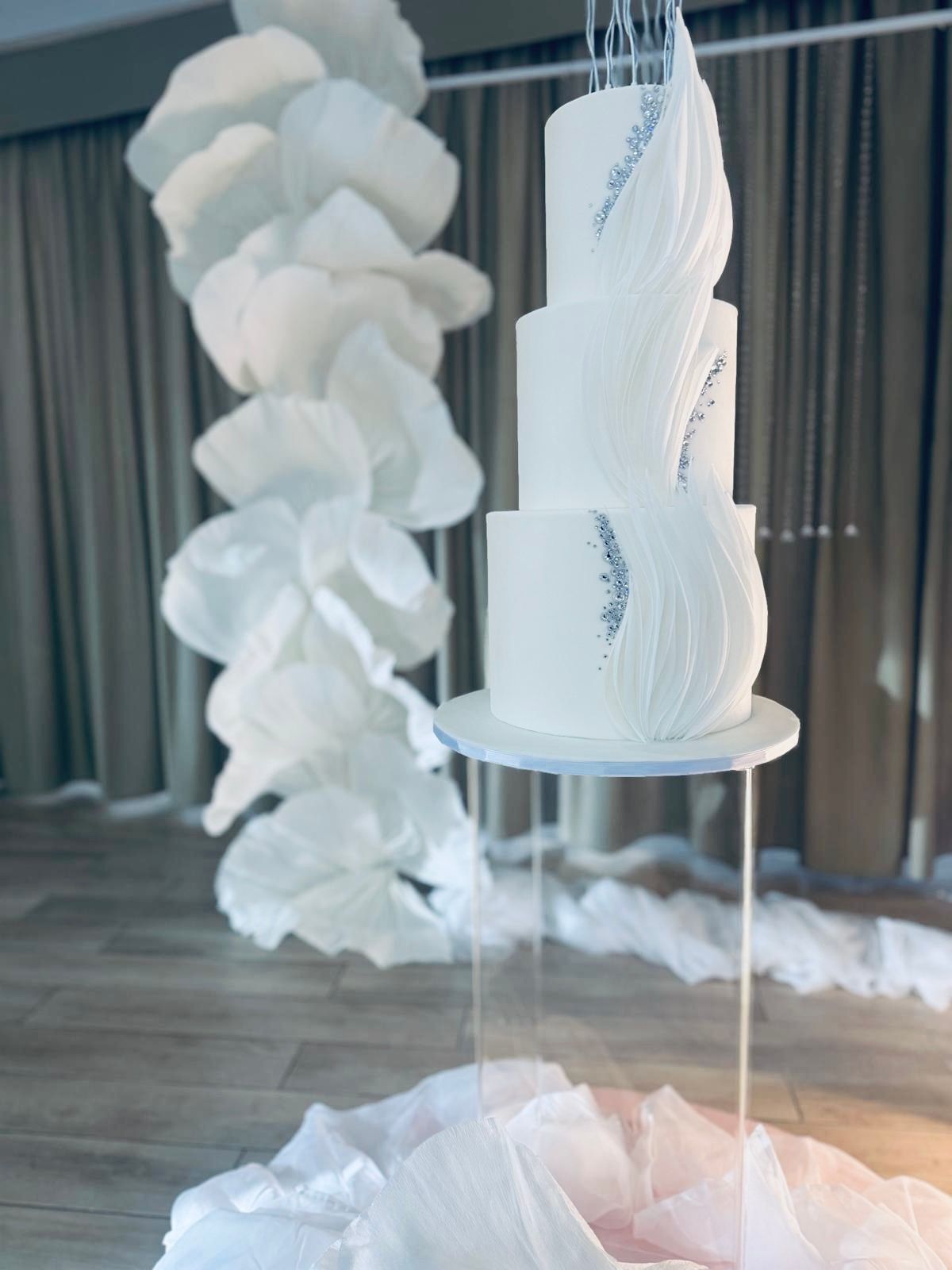 18 anni Allestimento 18 Anni Elegante Total White con Fiori Giganti, Tavolo Imperiale Rosa Cipria e Numero LED