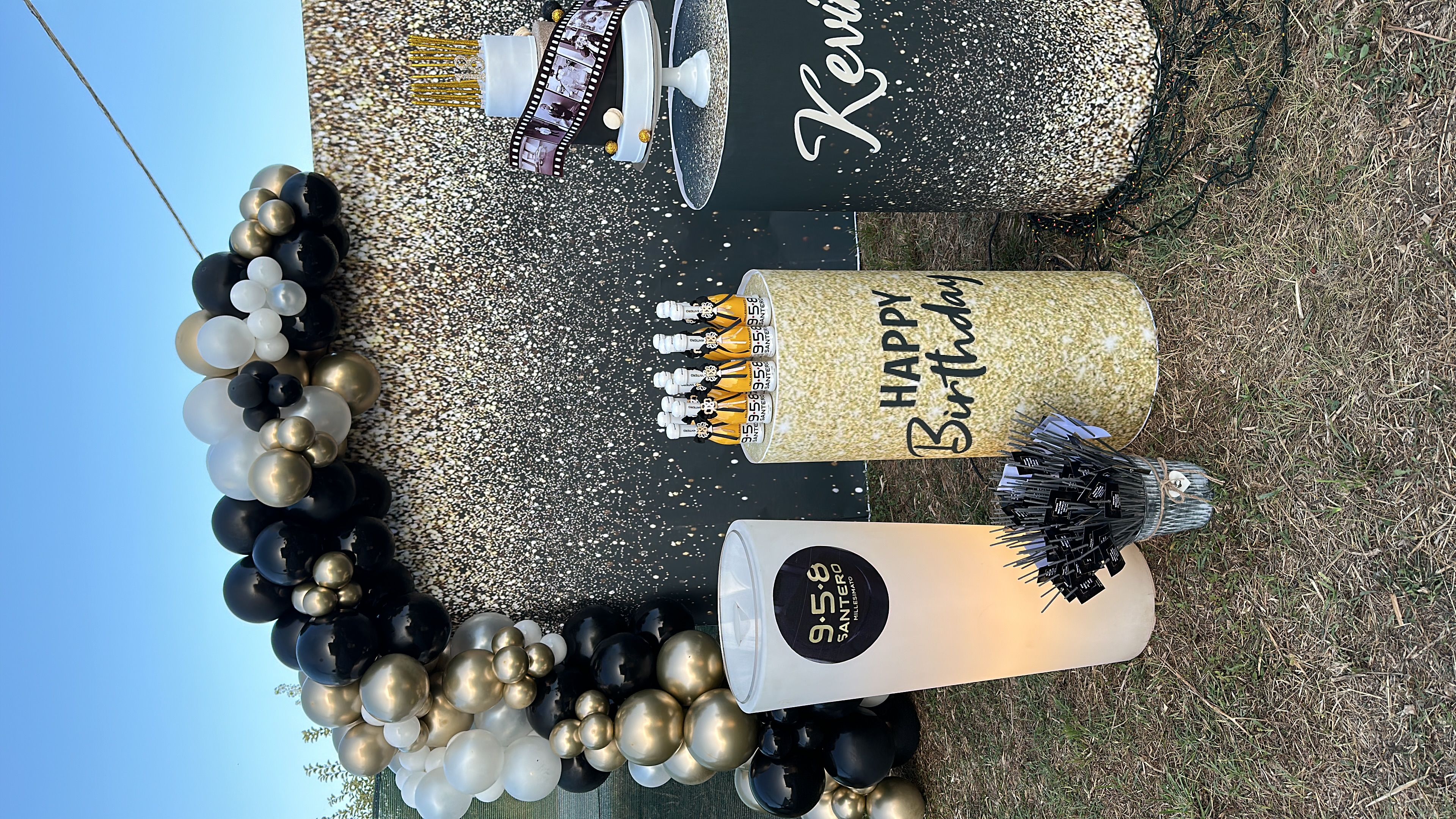 Allestimento 18 Anni Elegante Nero, Oro e Bianco con Balloon Arch Organico e Backdrop Glitter – Party Luxury Personalizzato
