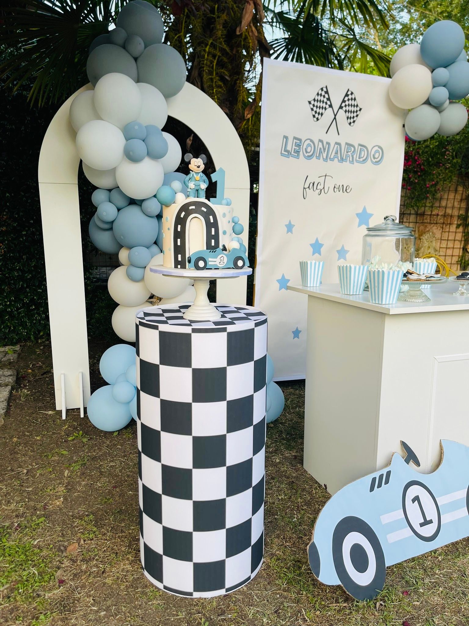 Allestimento Primo Compleanno Tema Mickey Mouse Racing – Sweet Table Fast One con Balloon Arch Celeste e Bianco