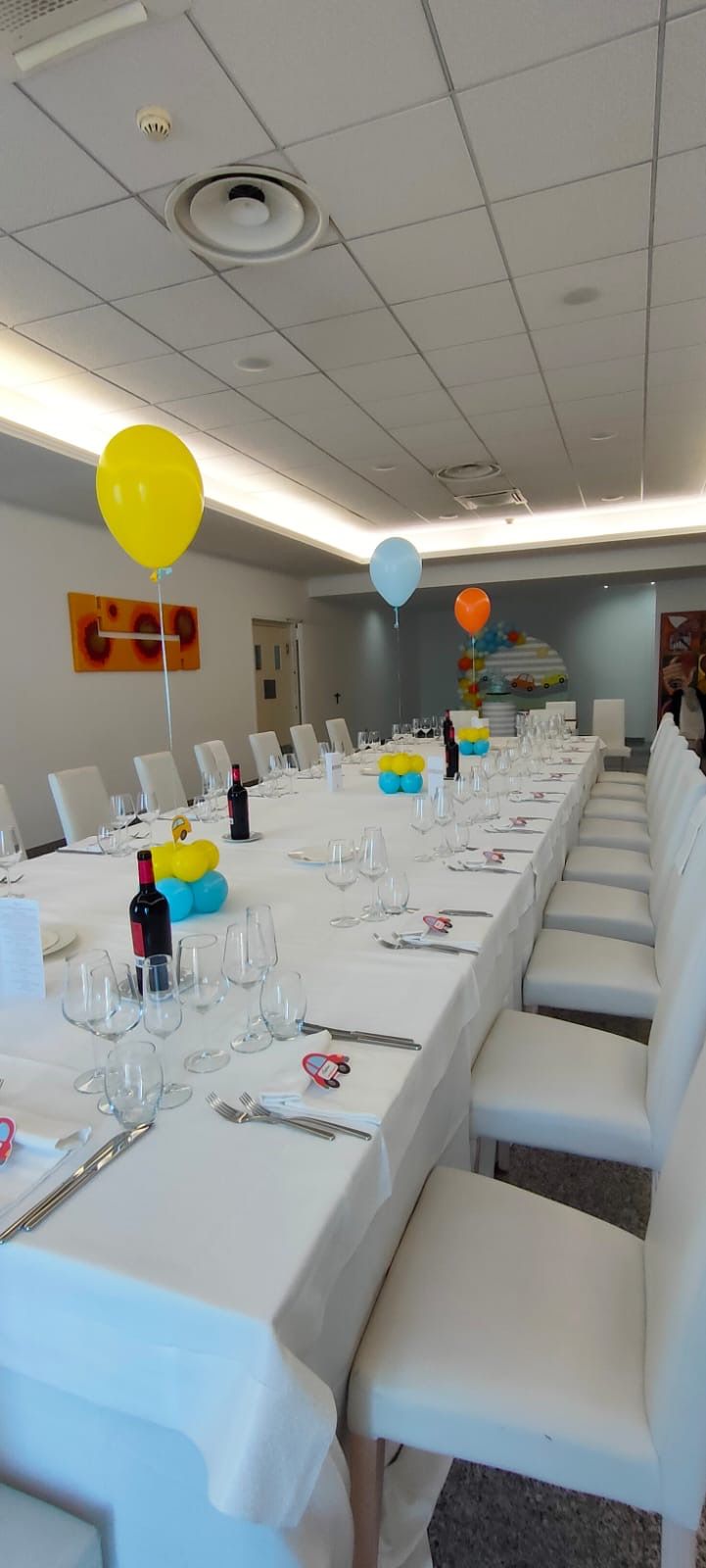 Allestimento Primo Compleanno Tema Macchinine – Balloon Arch Colorato con Backdrop Personalizzato e Numero 1 Decorato