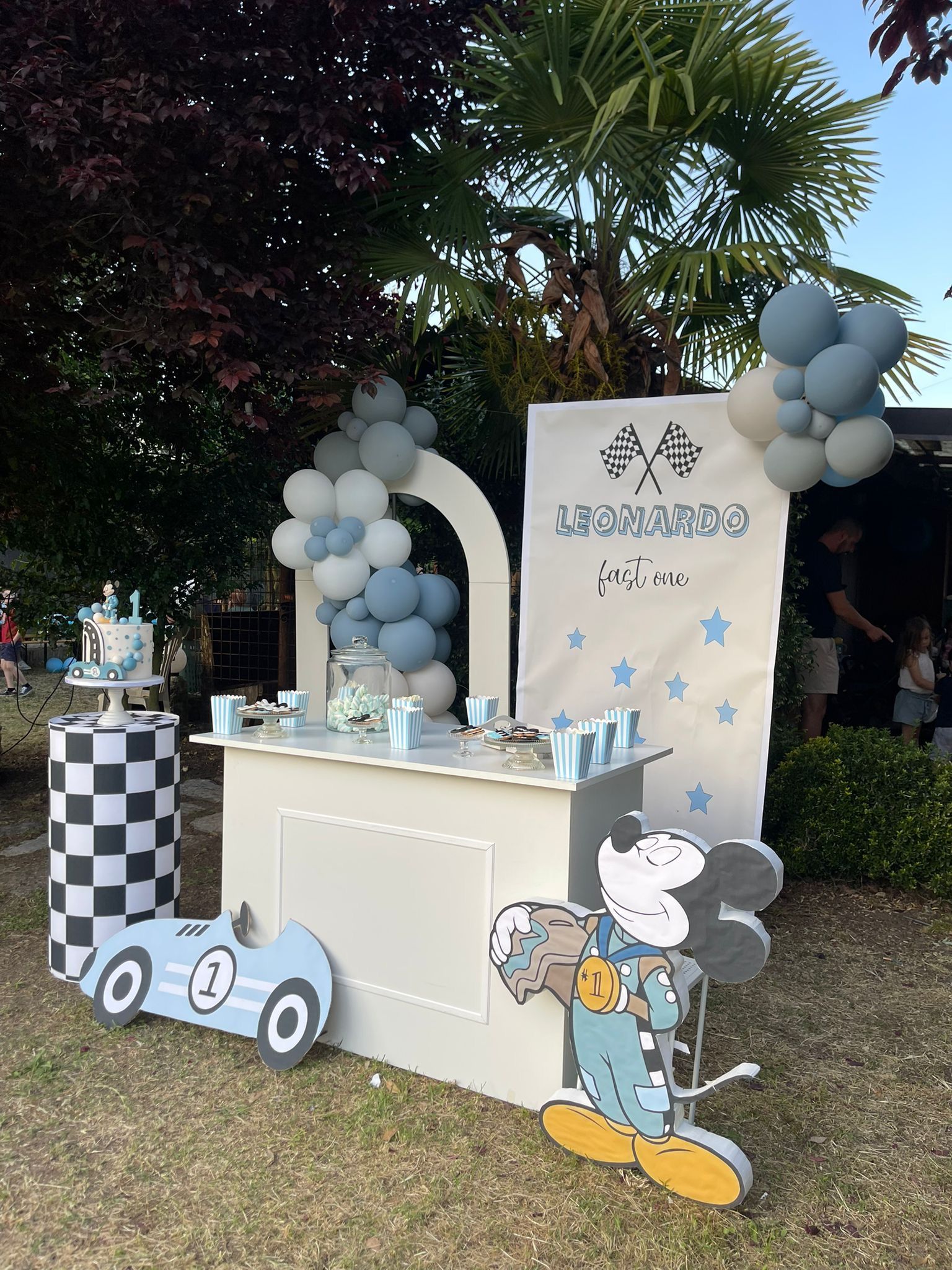 Allestimento Primo Compleanno Tema Mickey Mouse Racing – Sweet Table Fast One con Balloon Arch Celeste e Bianco