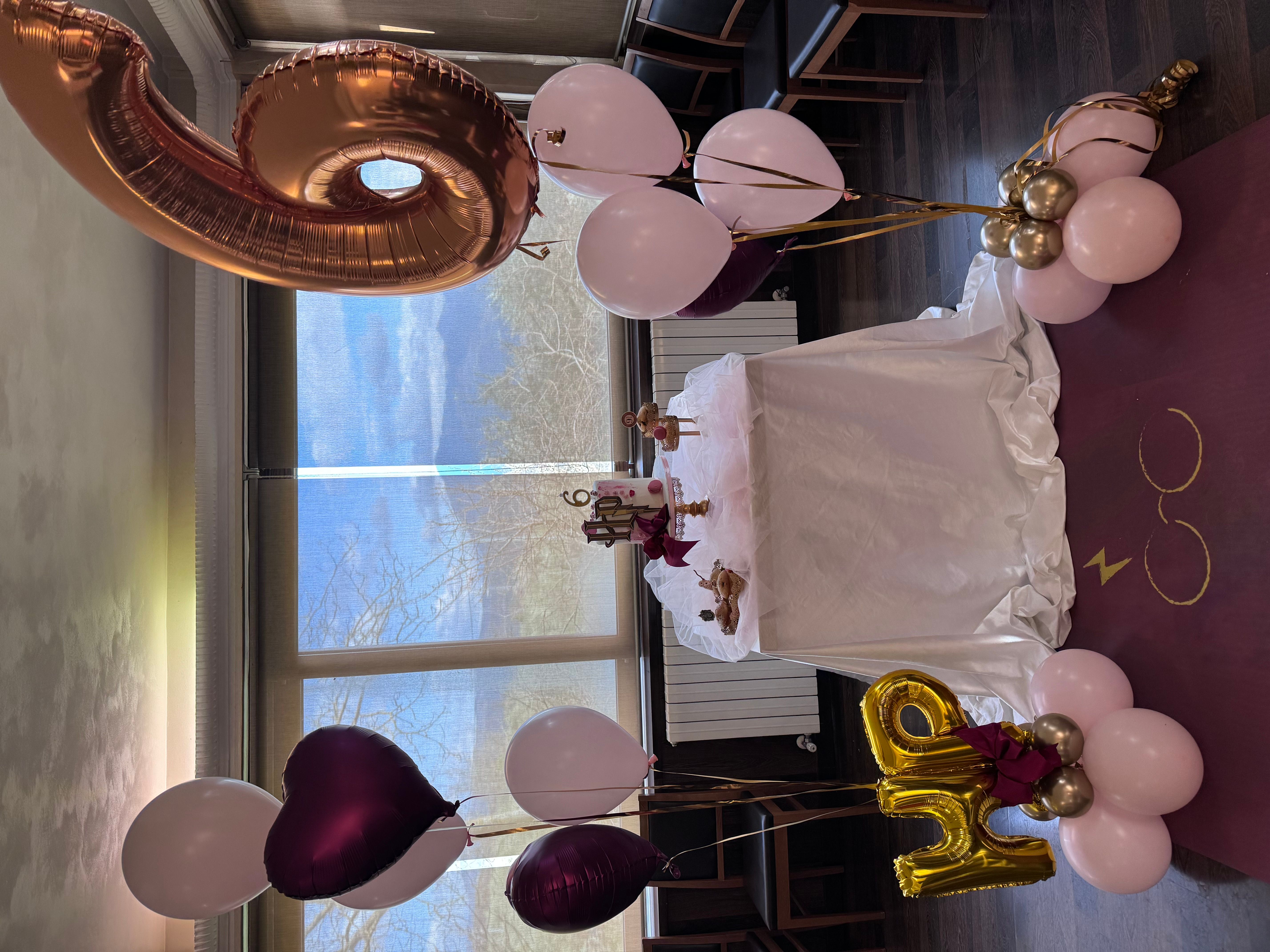 Allestimento Compleanno Harry Potter Elegante – Sweet Table a Tema con Balloon Bouquet Borgogna e Oro