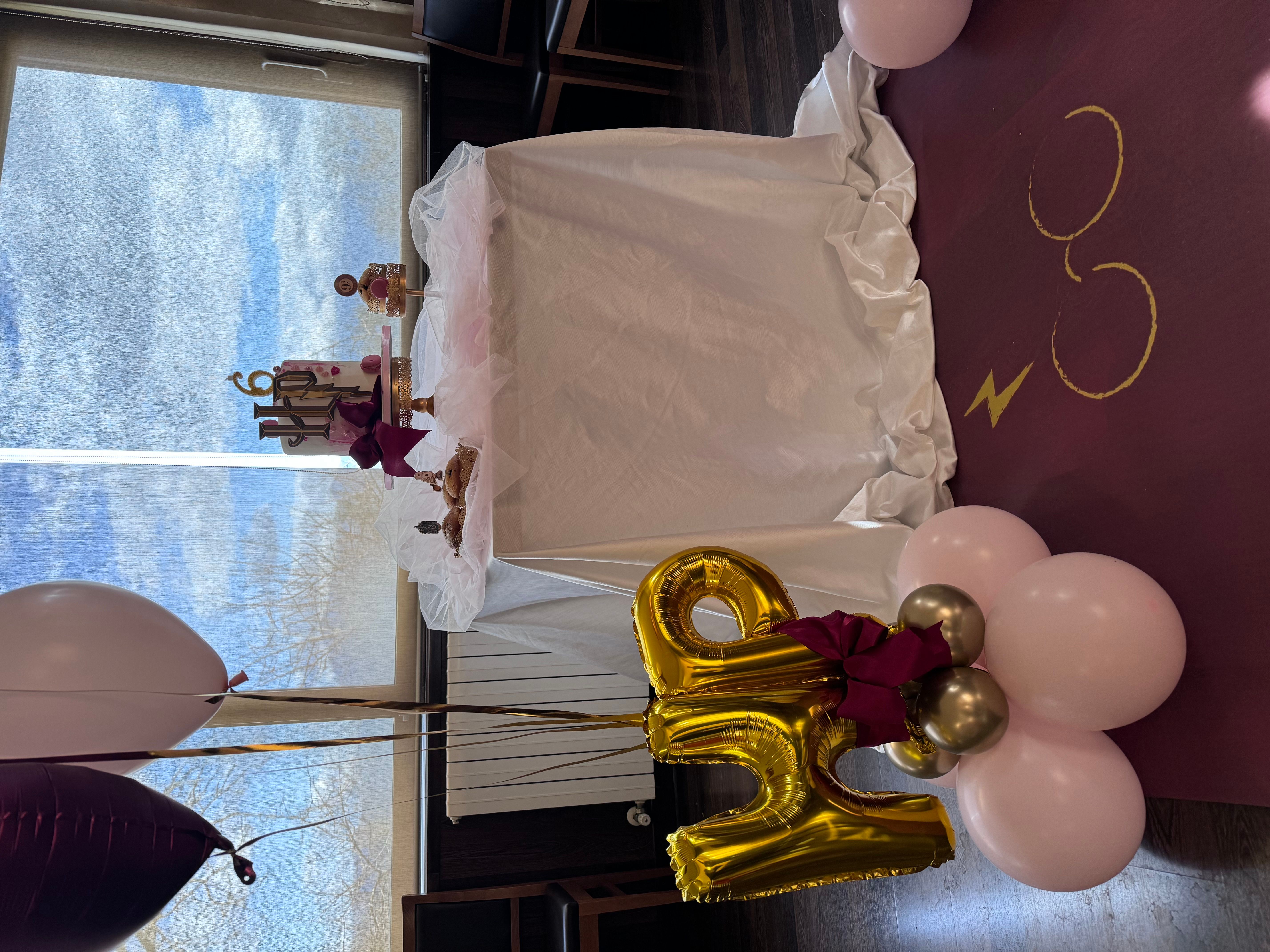 Allestimento Compleanno Harry Potter Elegante – Sweet Table a Tema con Balloon Bouquet Borgogna e Oro