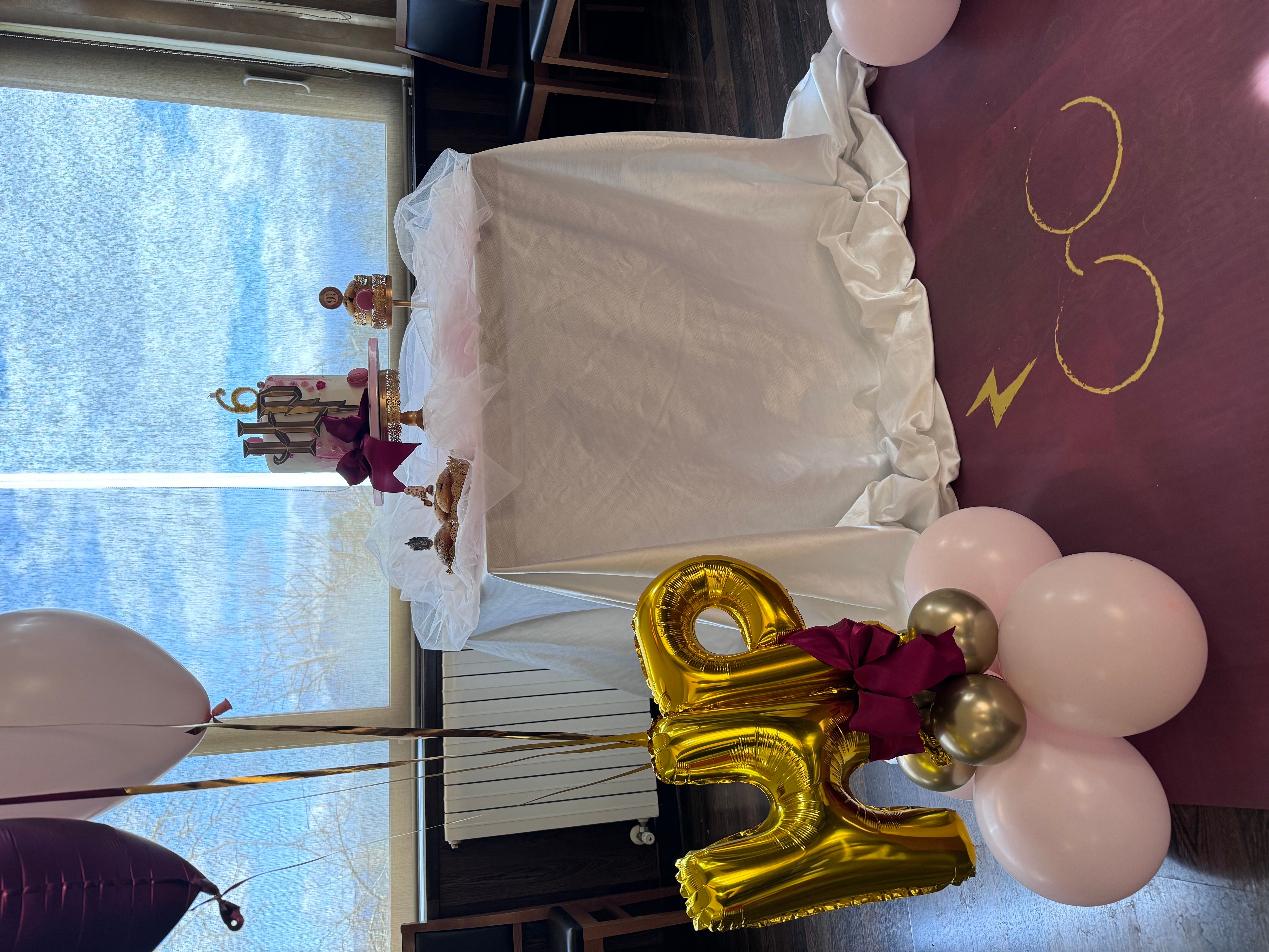 Allestimento Compleanno Harry Potter Elegante – Sweet Table a Tema con Balloon Bouquet Borgogna e Oro