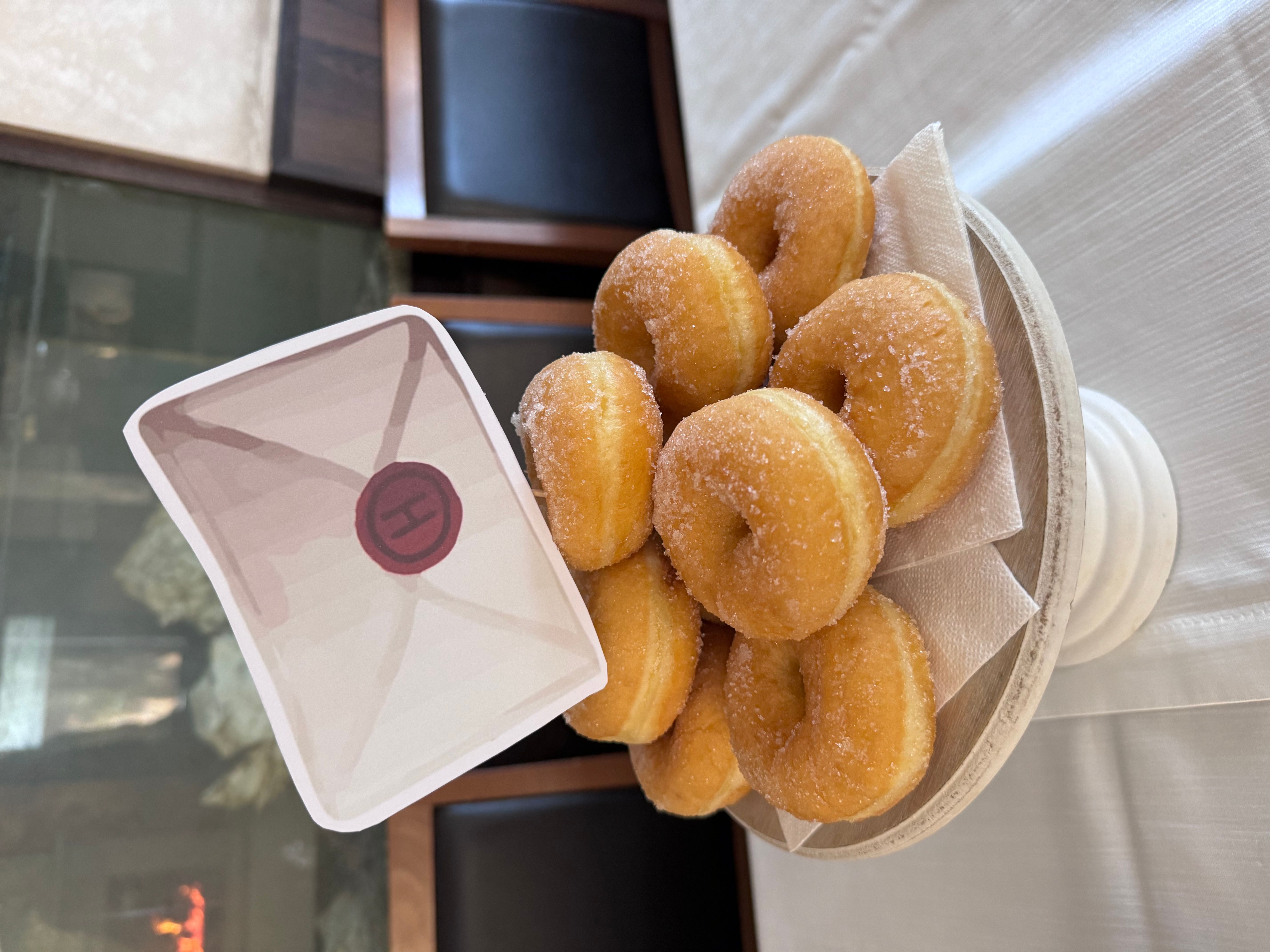 Allestimento Compleanno Harry Potter Elegante – Sweet Table a Tema con Balloon Bouquet Borgogna e Oro