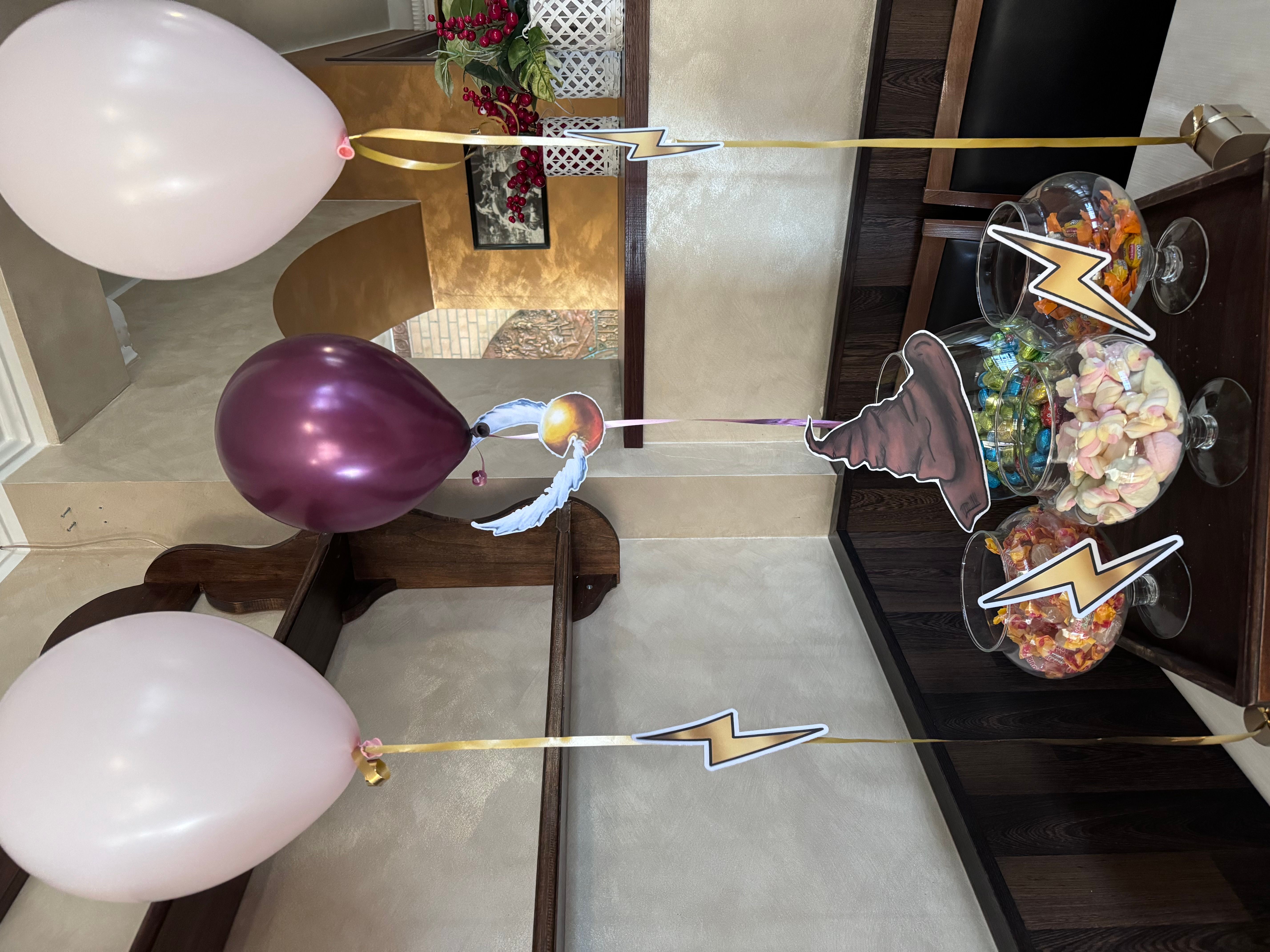Allestimento Compleanno Harry Potter Elegante – Sweet Table a Tema con Balloon Bouquet Borgogna e Oro