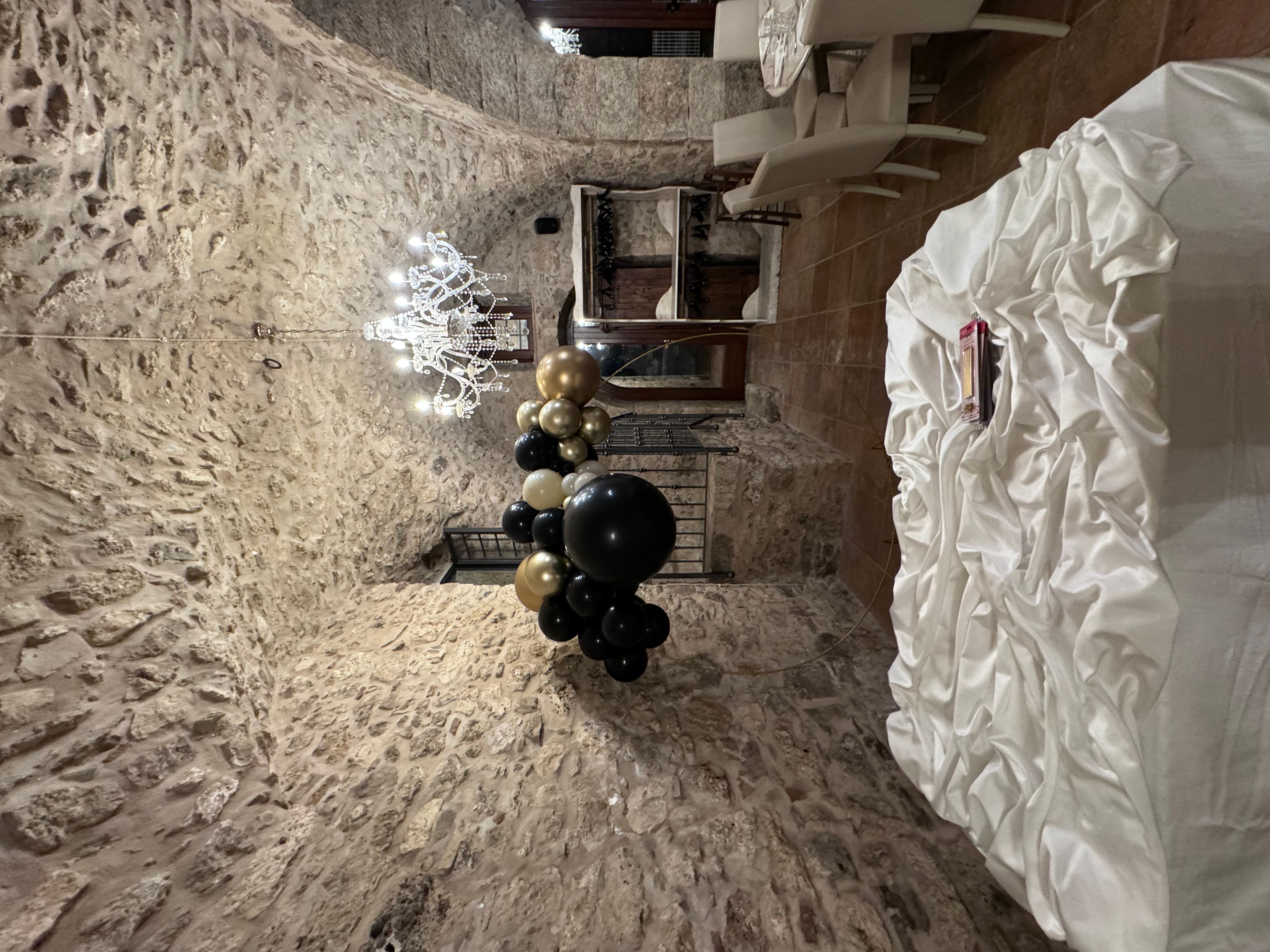 Allestimento Evento Elegante Black & Gold – Balloon Design con Mise en Place Luxury in Location raffinata