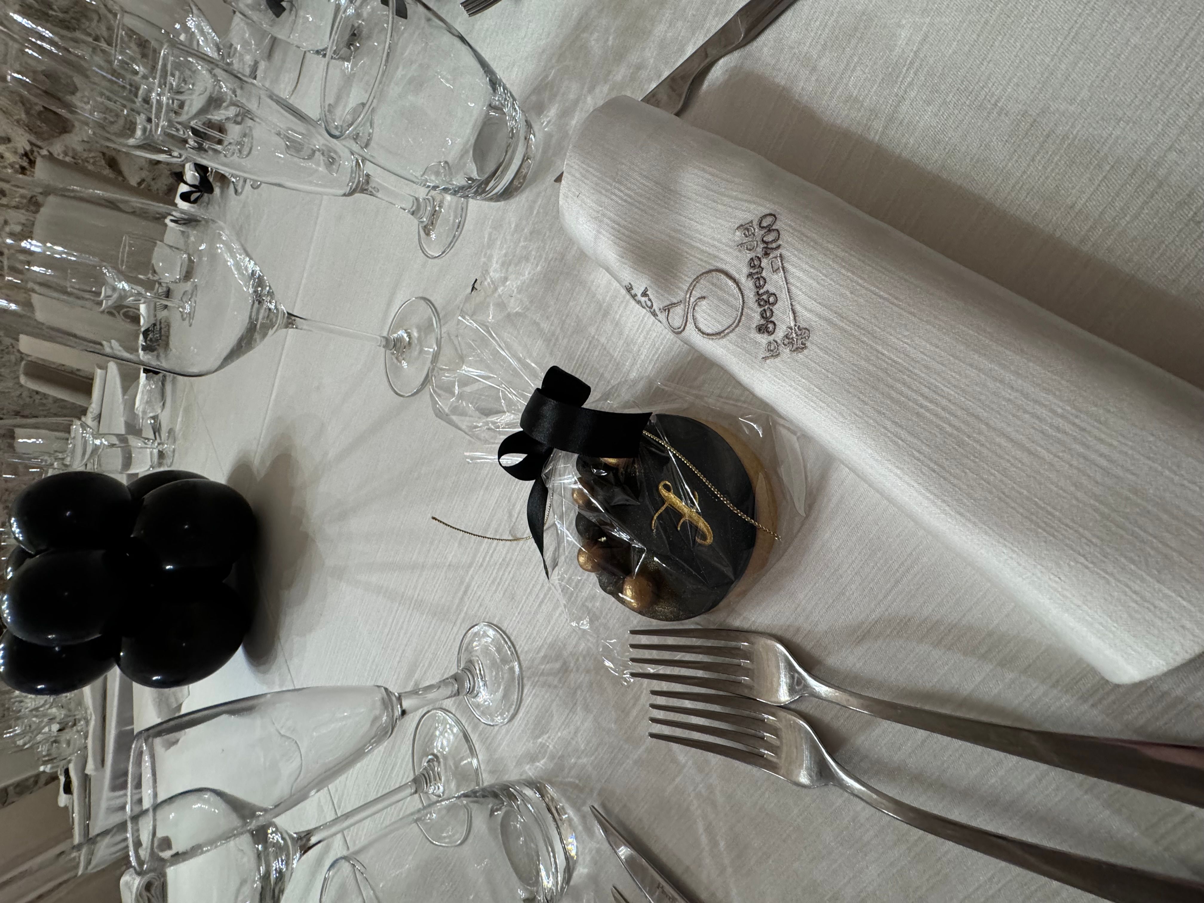 Allestimento Evento Elegante Black & Gold – Balloon Design con Mise en Place Luxury in Location raffinata