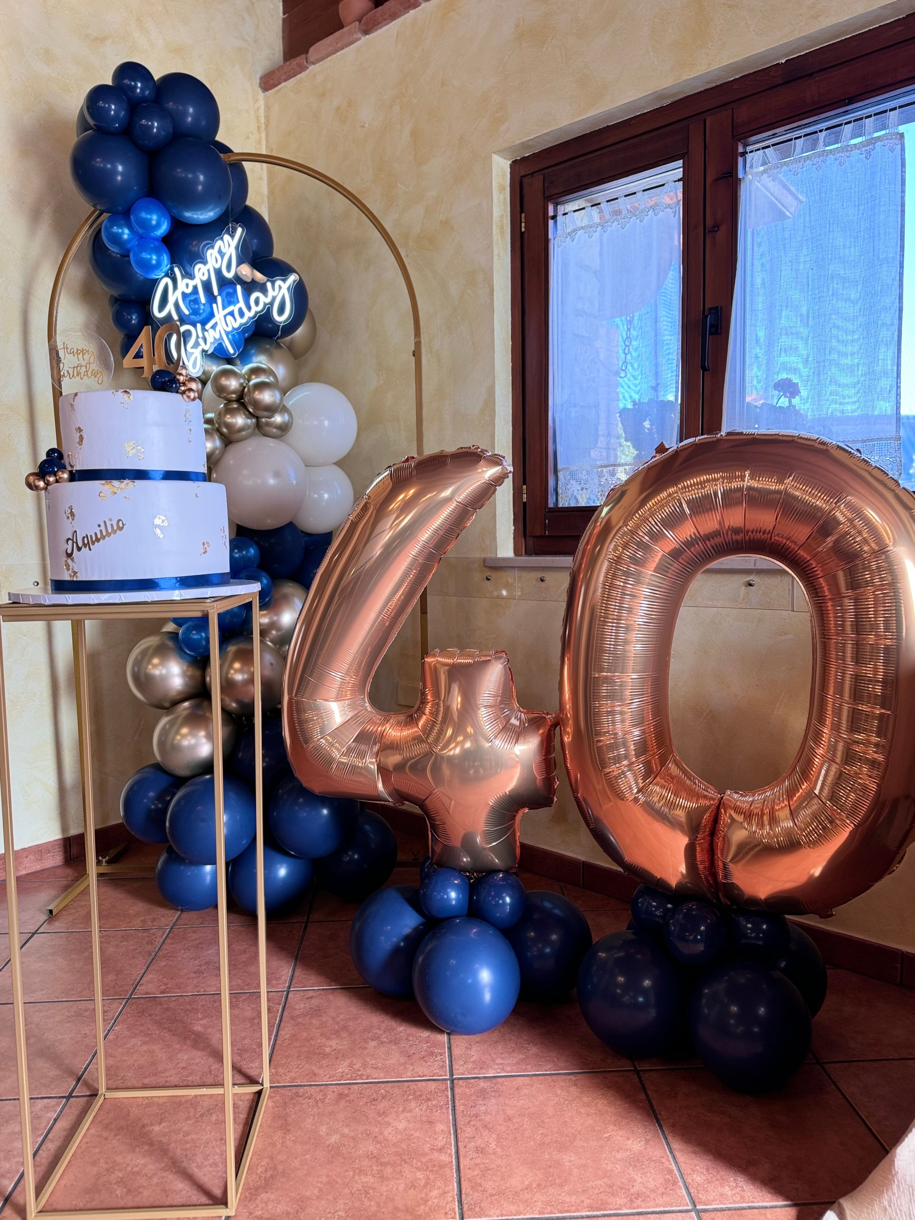 Allestimento 40 Anni Elegante Blu e Oro – Balloon Design Luxury con Confettata e Tavolo Coordinato