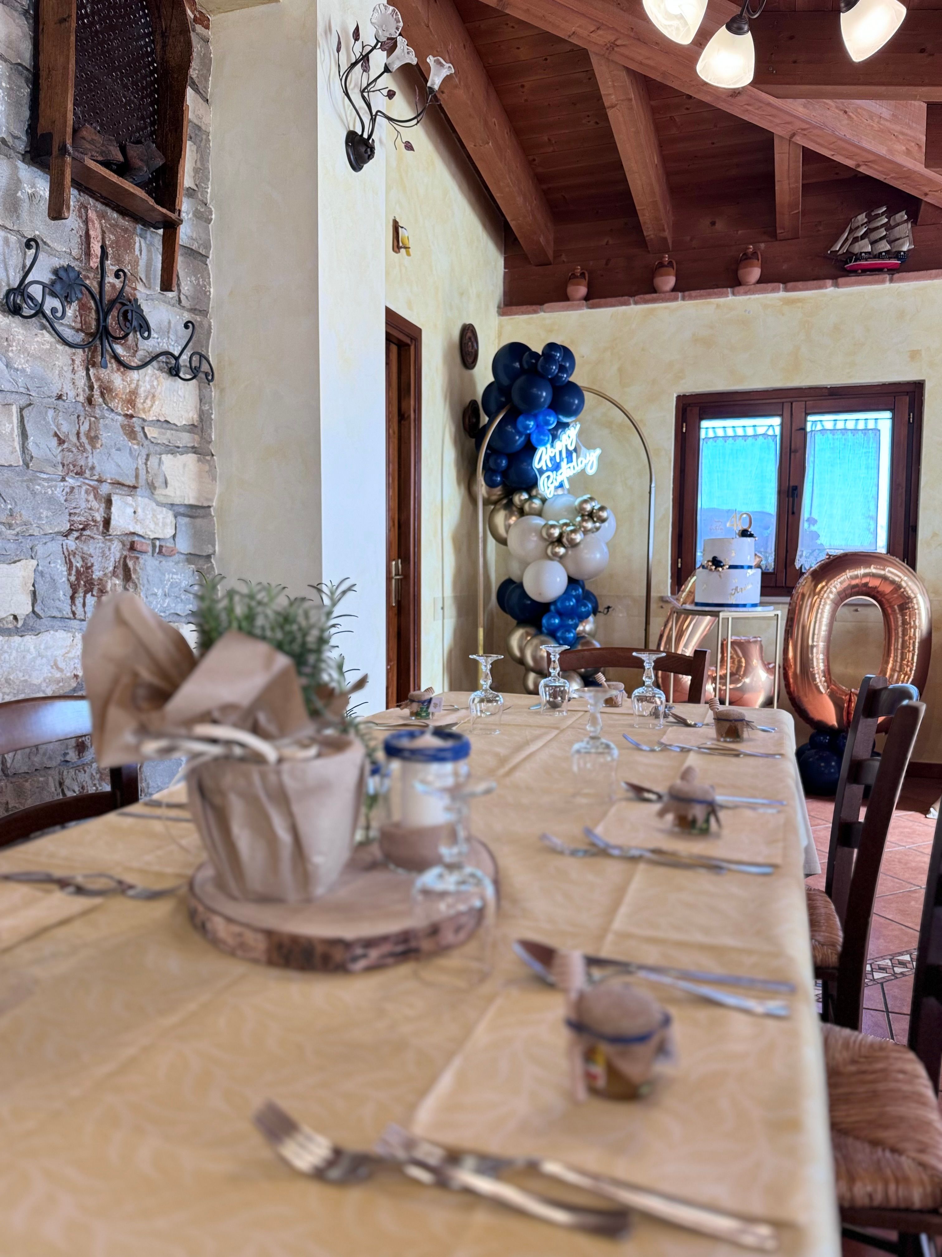 Allestimento 40 Anni Elegante Blu e Oro – Balloon Design Luxury con Confettata e Tavolo Coordinato