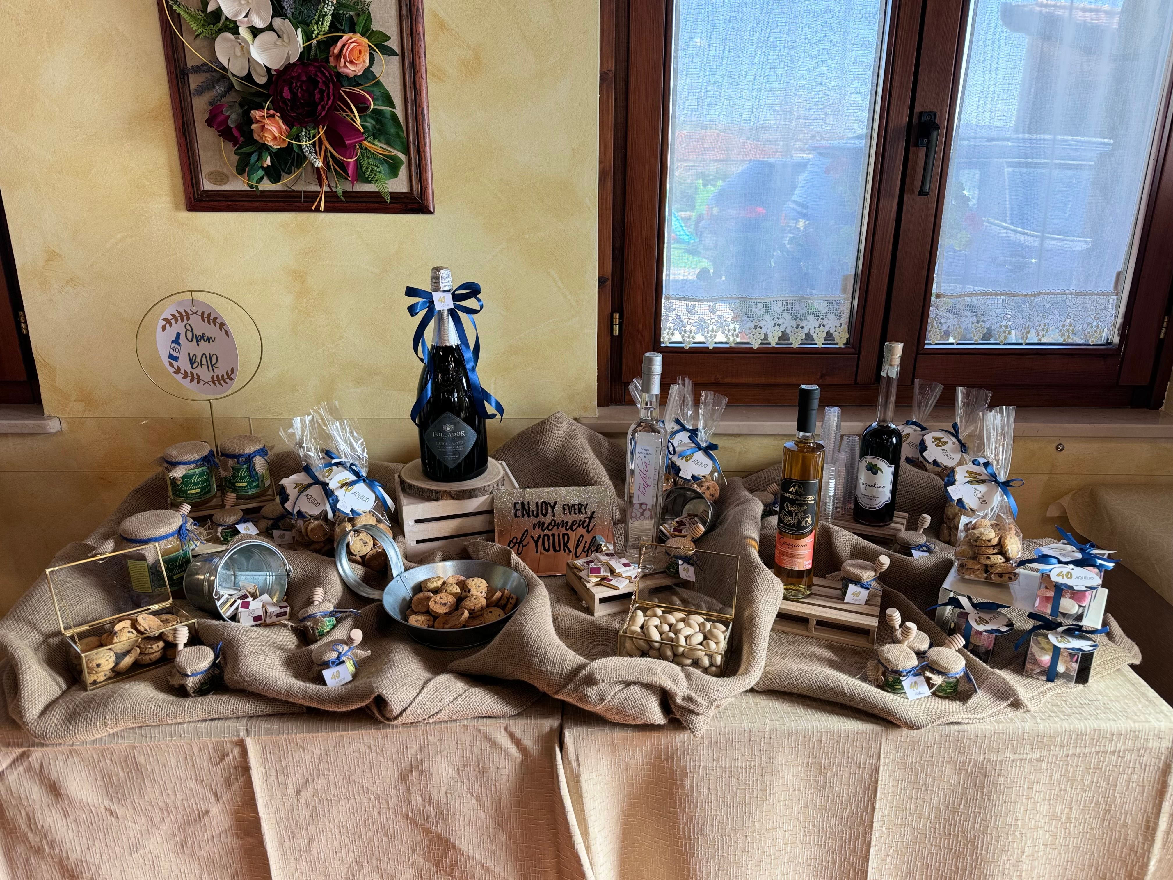 Allestimento 40 Anni Elegante Blu e Oro – Balloon Design Luxury con Confettata e Tavolo Coordinato