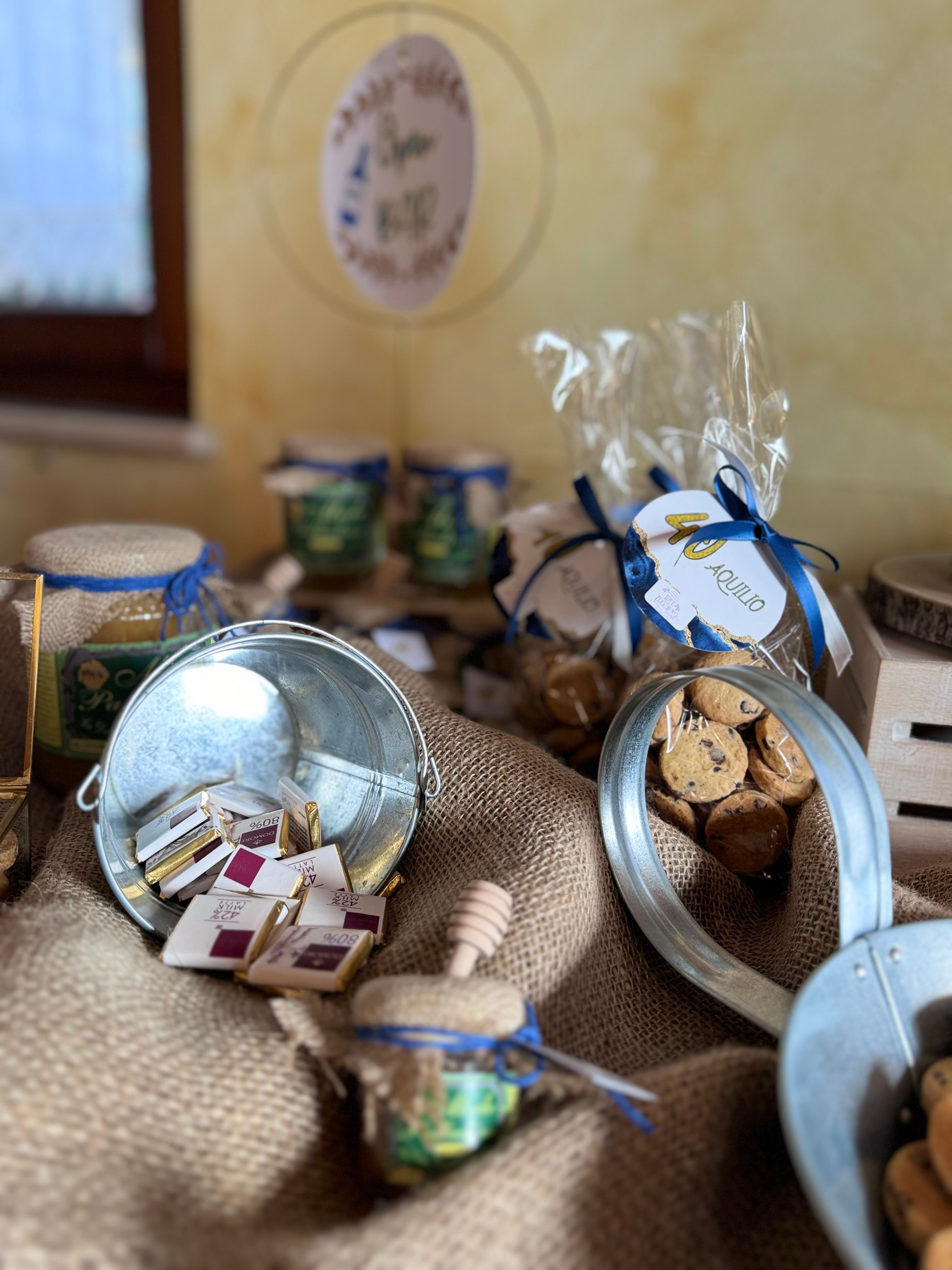 Allestimento 40 Anni Elegante Blu e Oro – Balloon Design Luxury con Confettata e Tavolo Coordinato