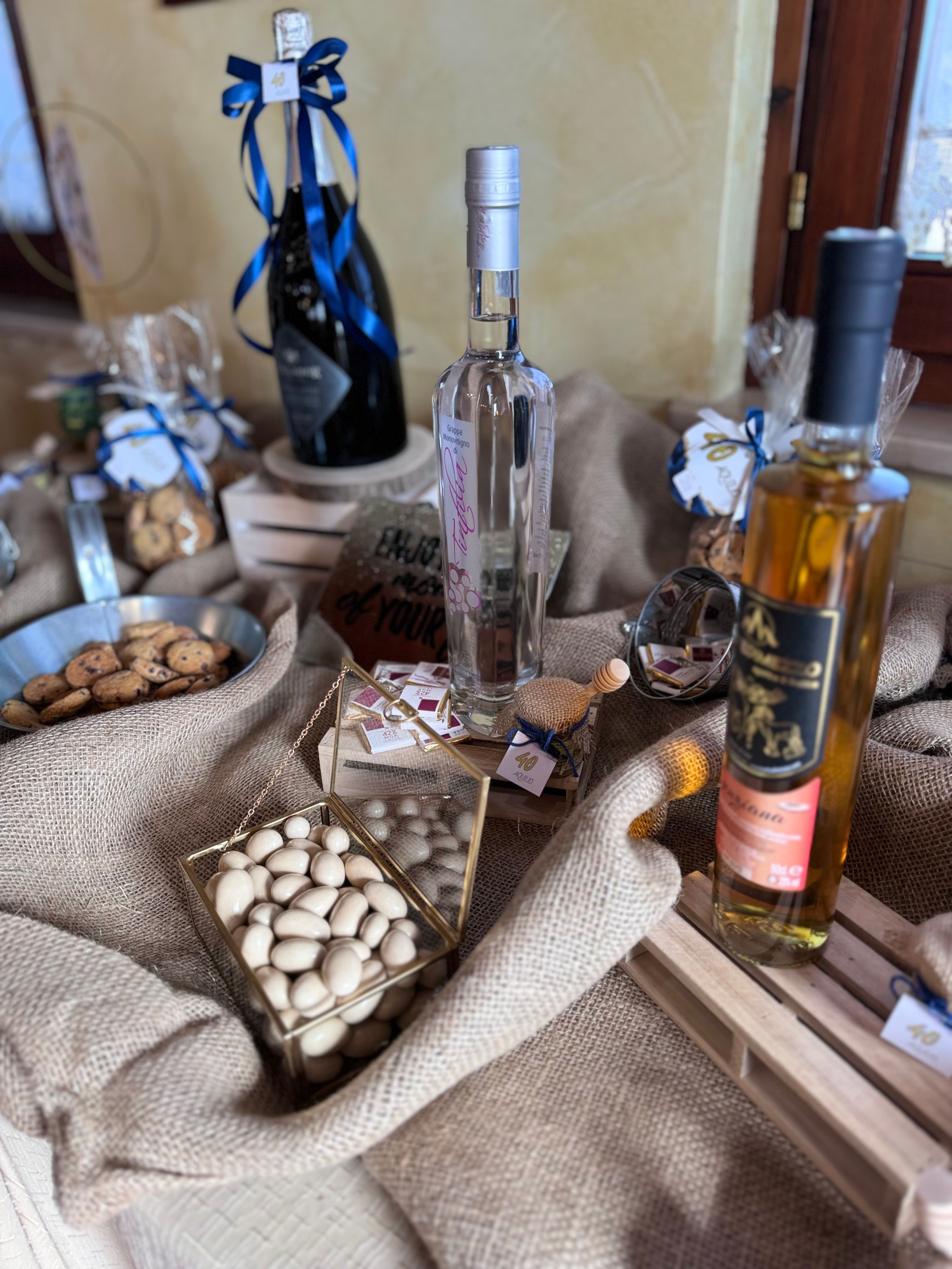 Allestimento 40 Anni Elegante Blu e Oro – Balloon Design Luxury con Confettata e Tavolo Coordinato