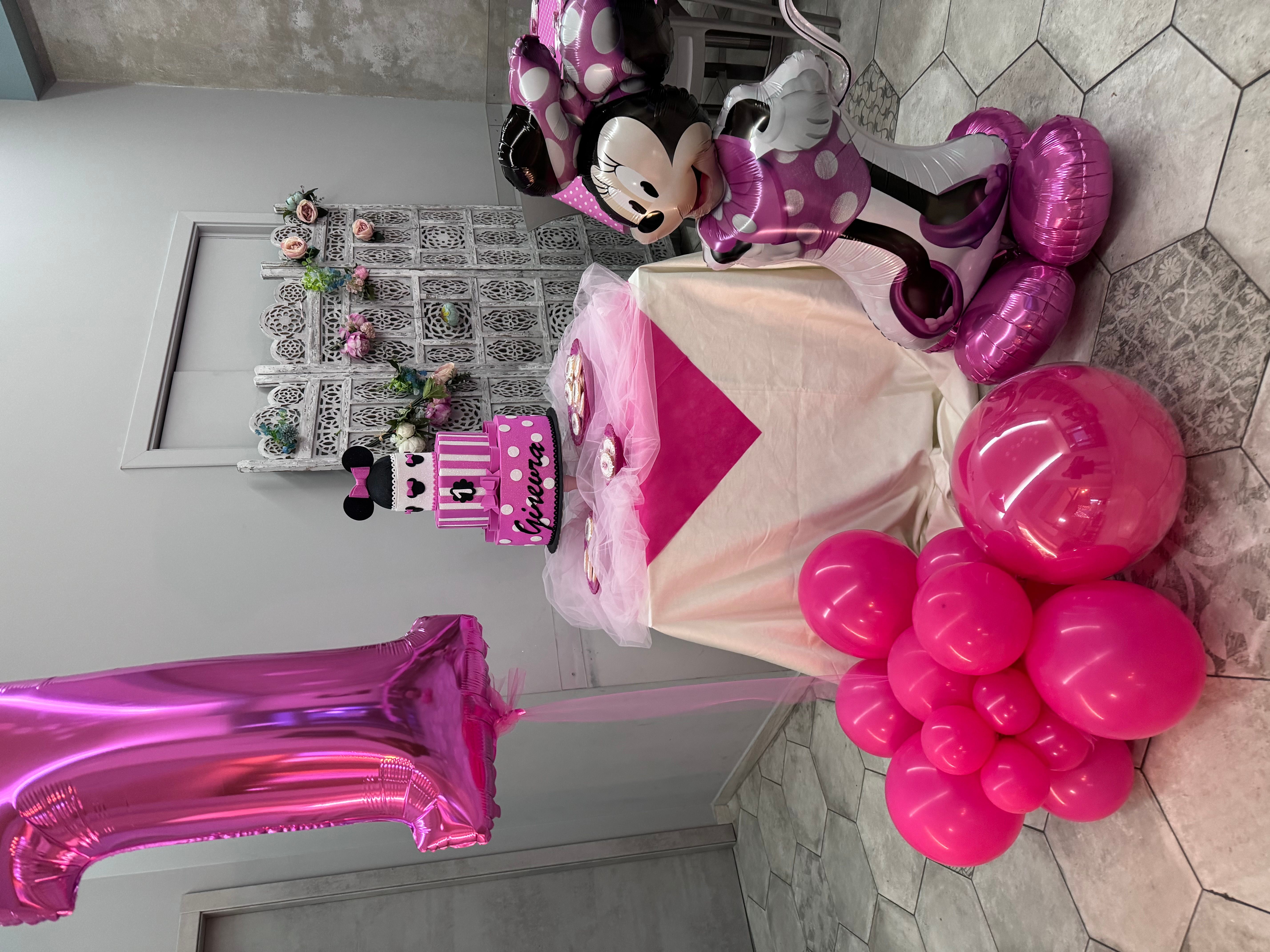 Allestimento Primo Compleanno Minnie Rosa – Balloon Party Elegante con Tavolo Torta e Sala Coordinata