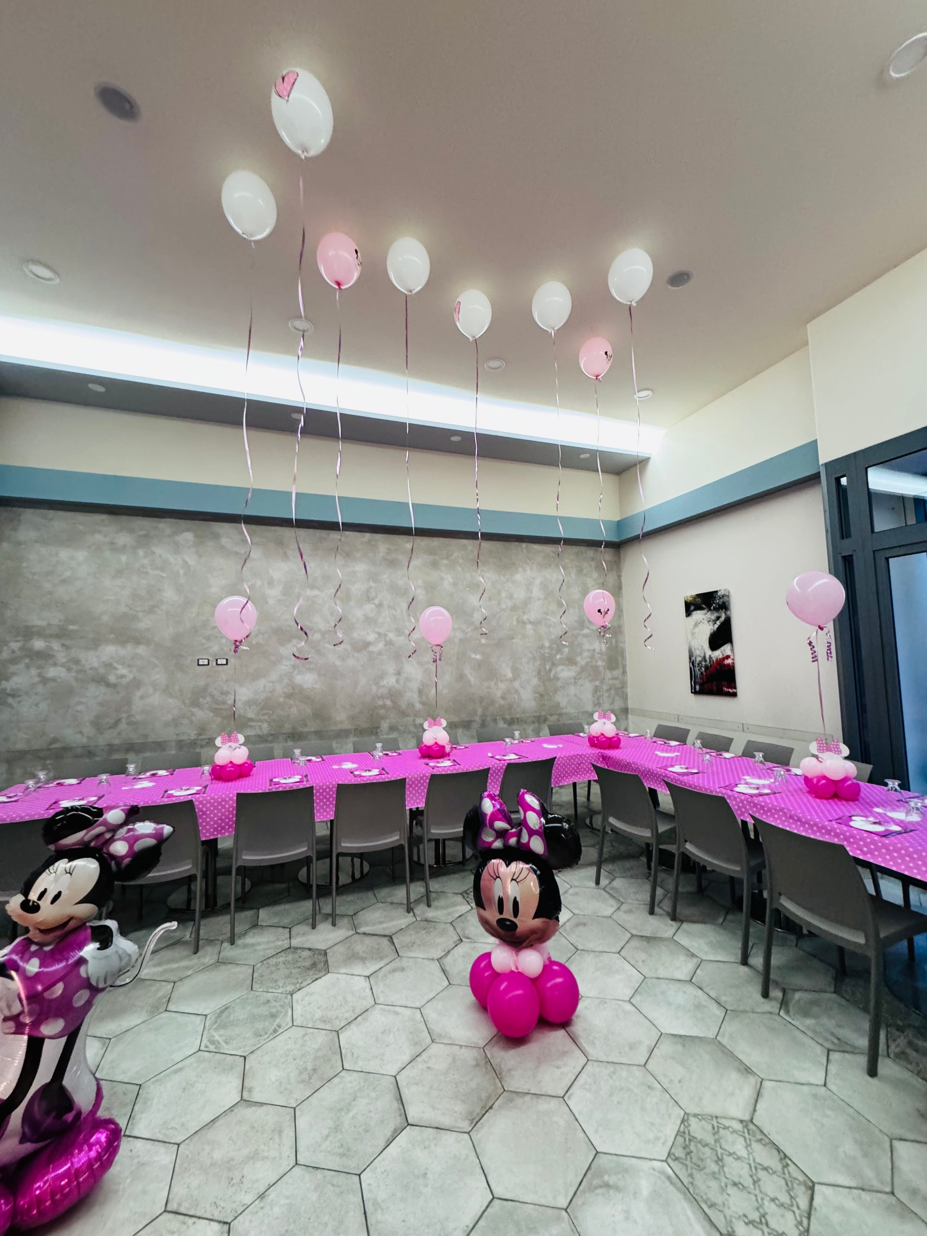 Allestimento Primo Compleanno Minnie Rosa – Balloon Party Elegante con Tavolo Torta e Sala Coordinata
