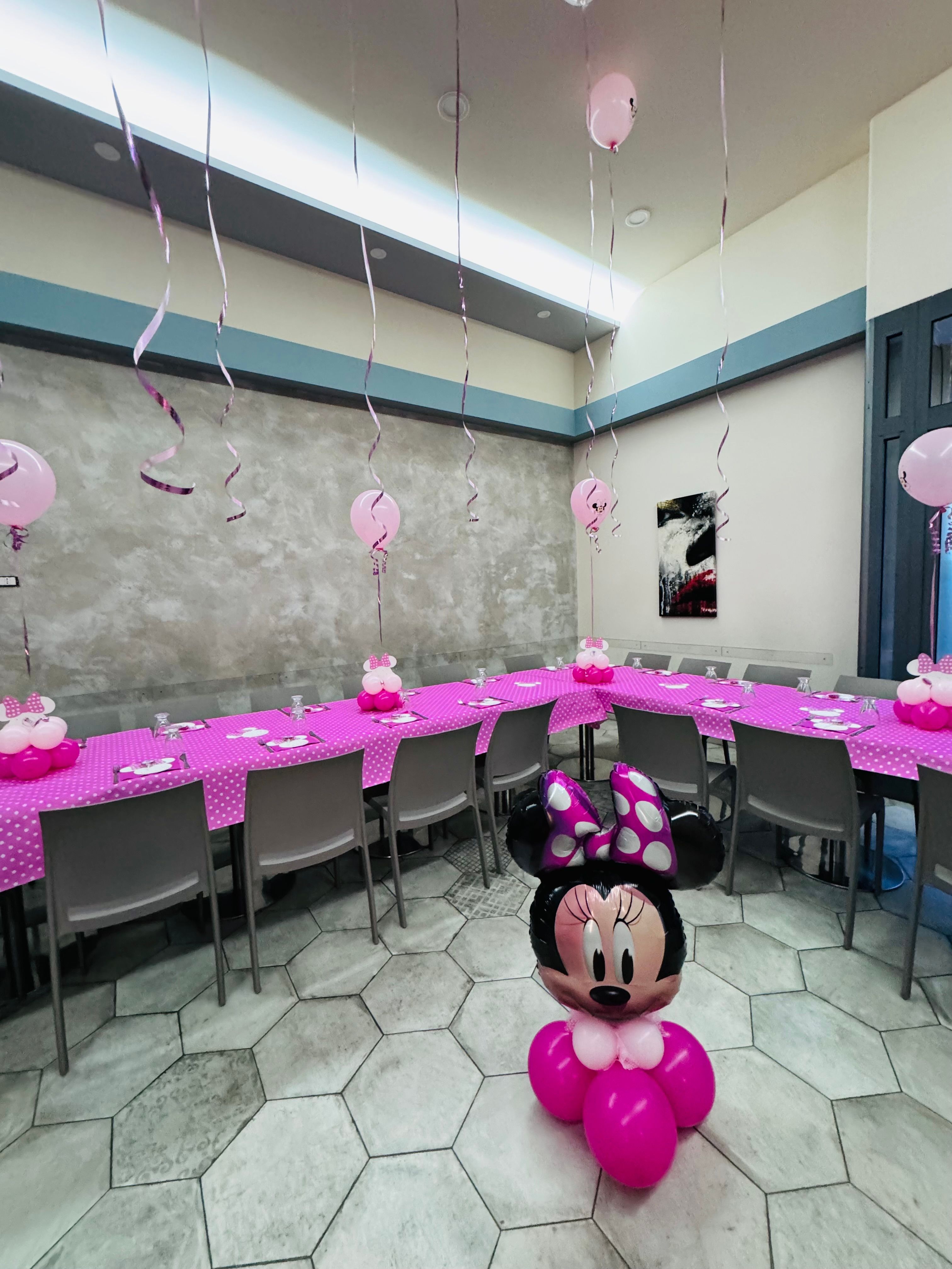 Allestimento Primo Compleanno Minnie Rosa – Balloon Party Elegante con Tavolo Torta e Sala Coordinata