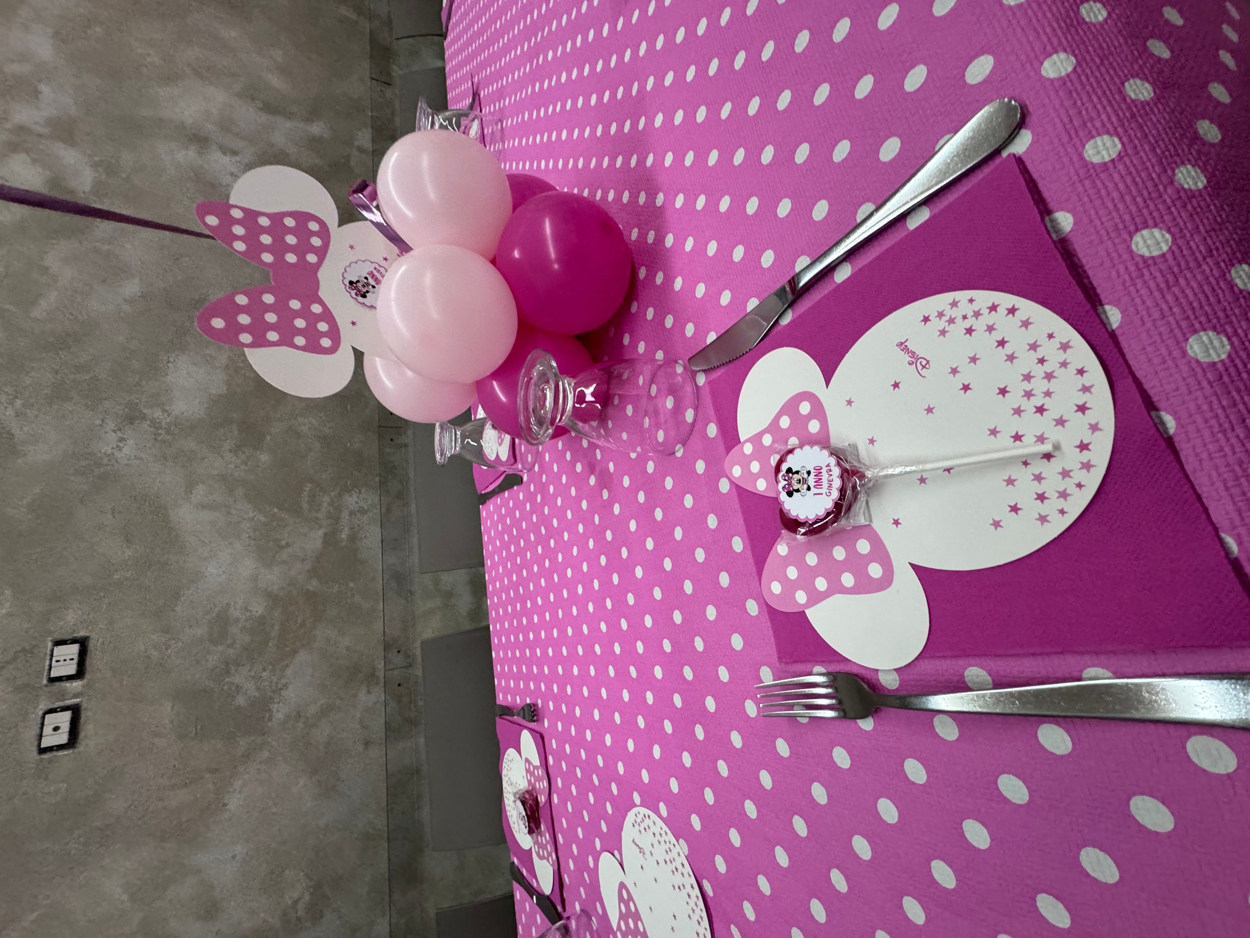 Allestimento Primo Compleanno Minnie Rosa – Balloon Party Elegante con Tavolo Torta e Sala Coordinata