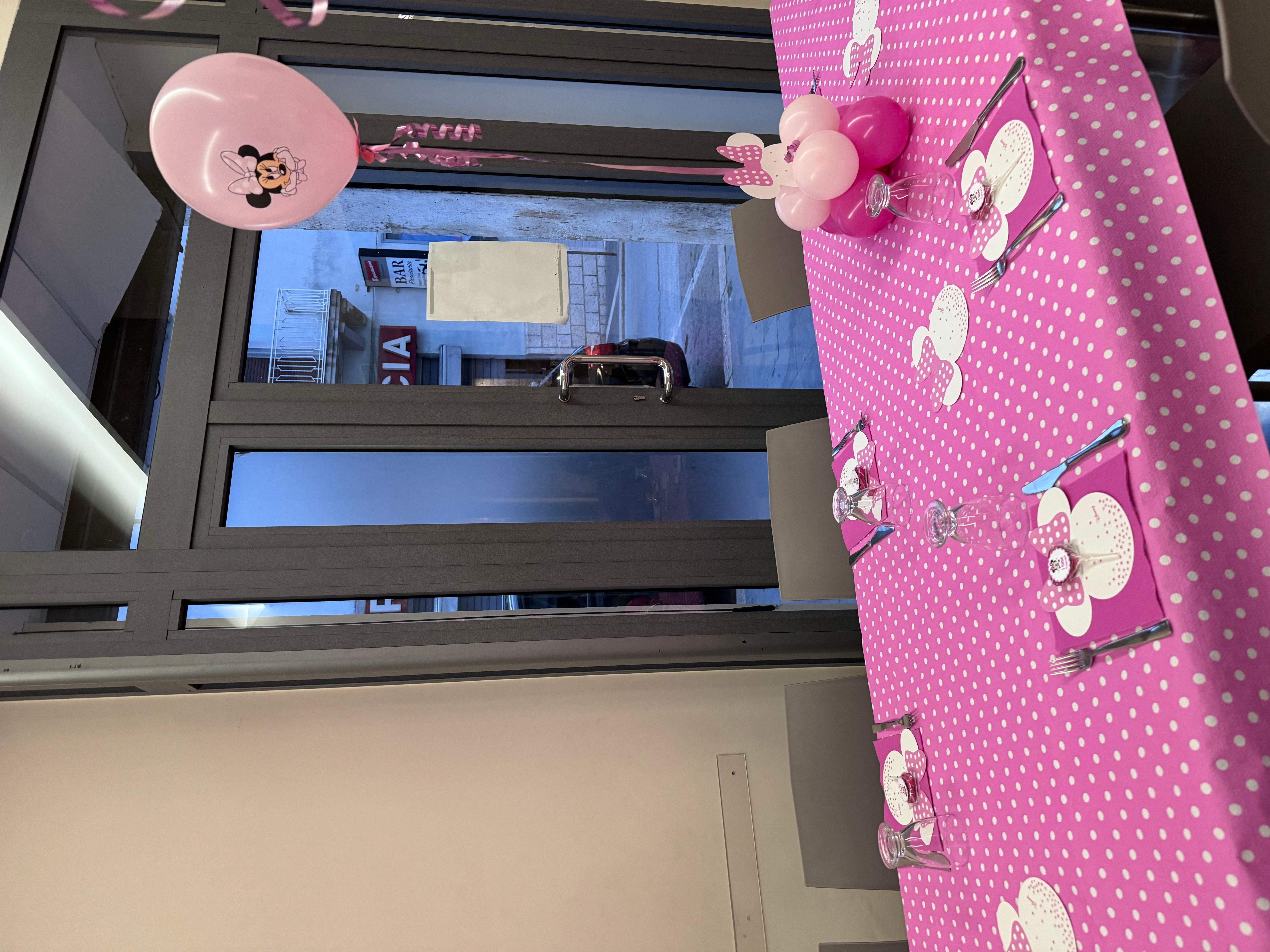 Allestimento Primo Compleanno Minnie Rosa – Balloon Party Elegante con Tavolo Torta e Sala Coordinata