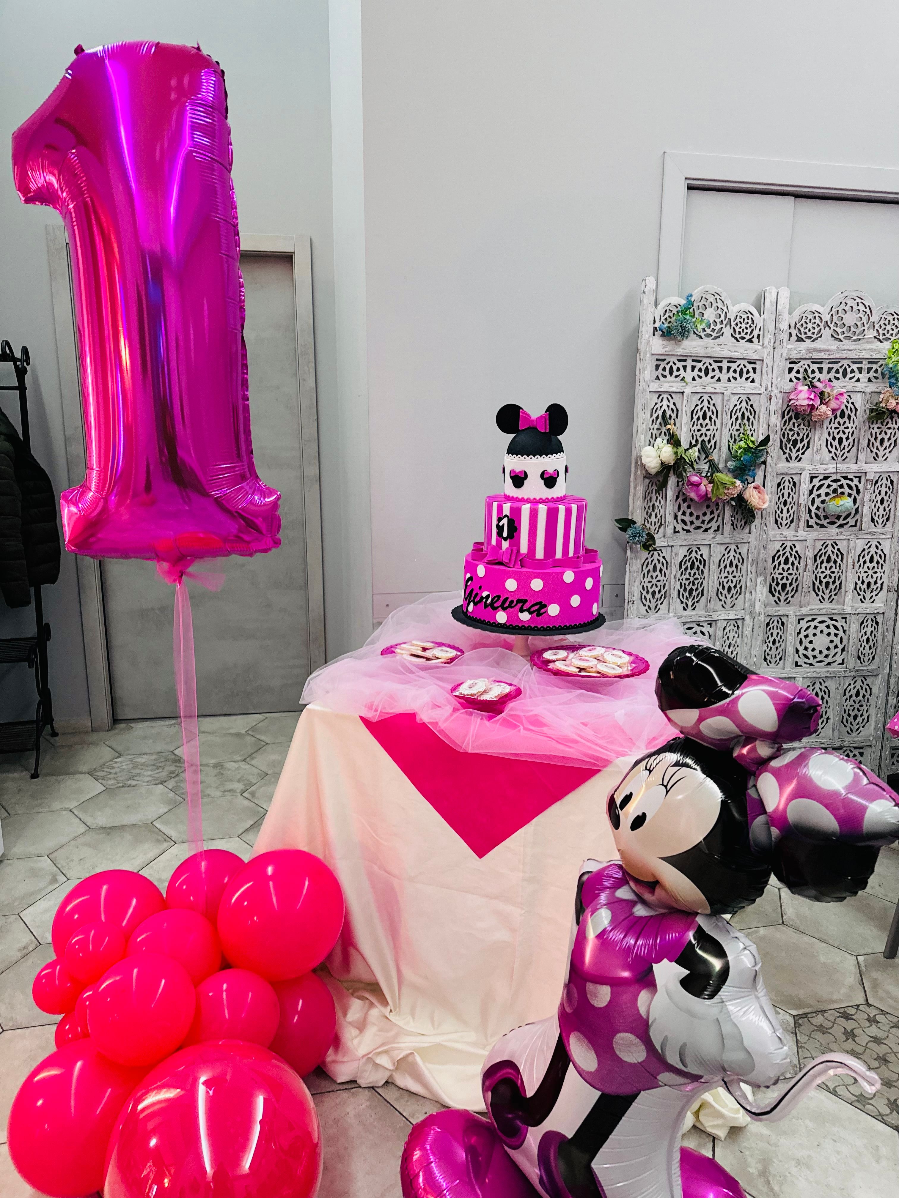 Allestimento Primo Compleanno Minnie Rosa – Balloon Party Elegante con Tavolo Torta e Sala Coordinata