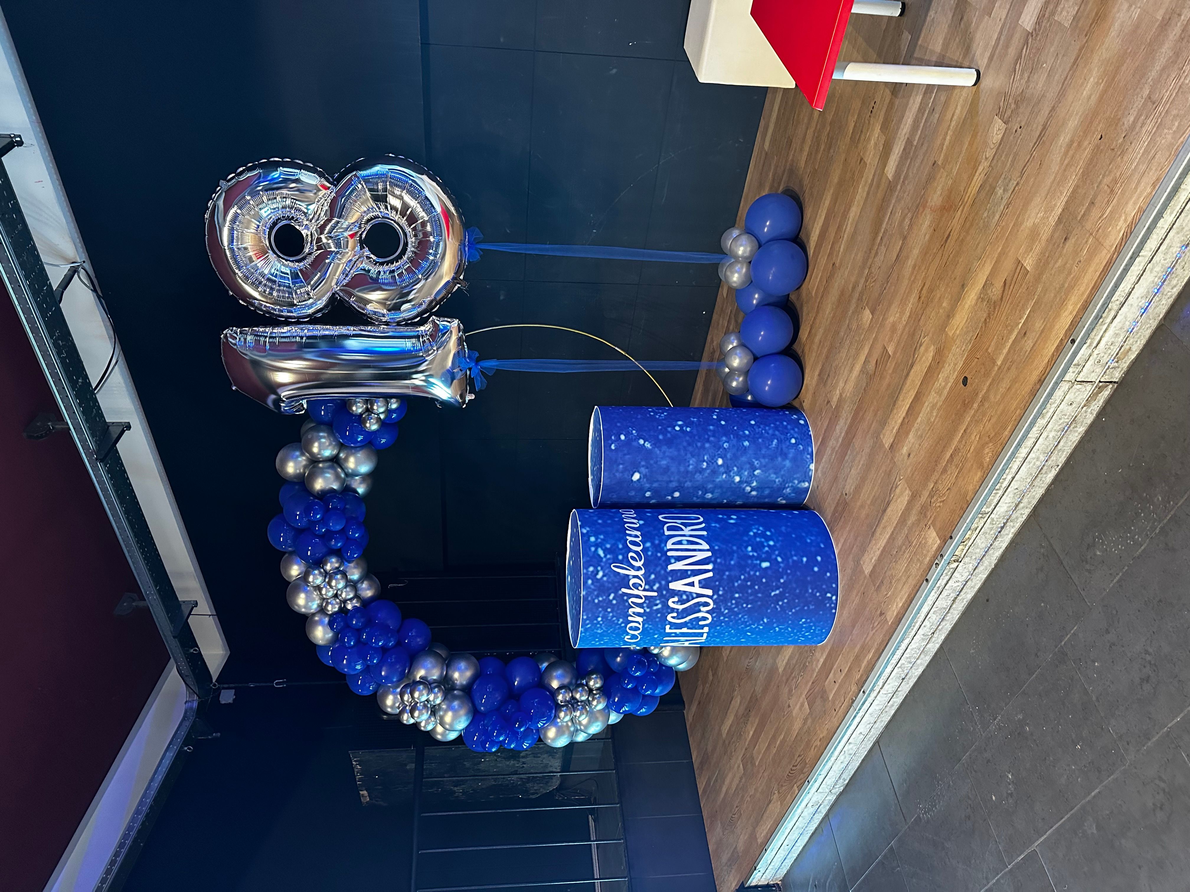 Allestimento 18 Anni Blu e Argento – Balloon Arch Moderna con Numero e Cilindri Personalizzati