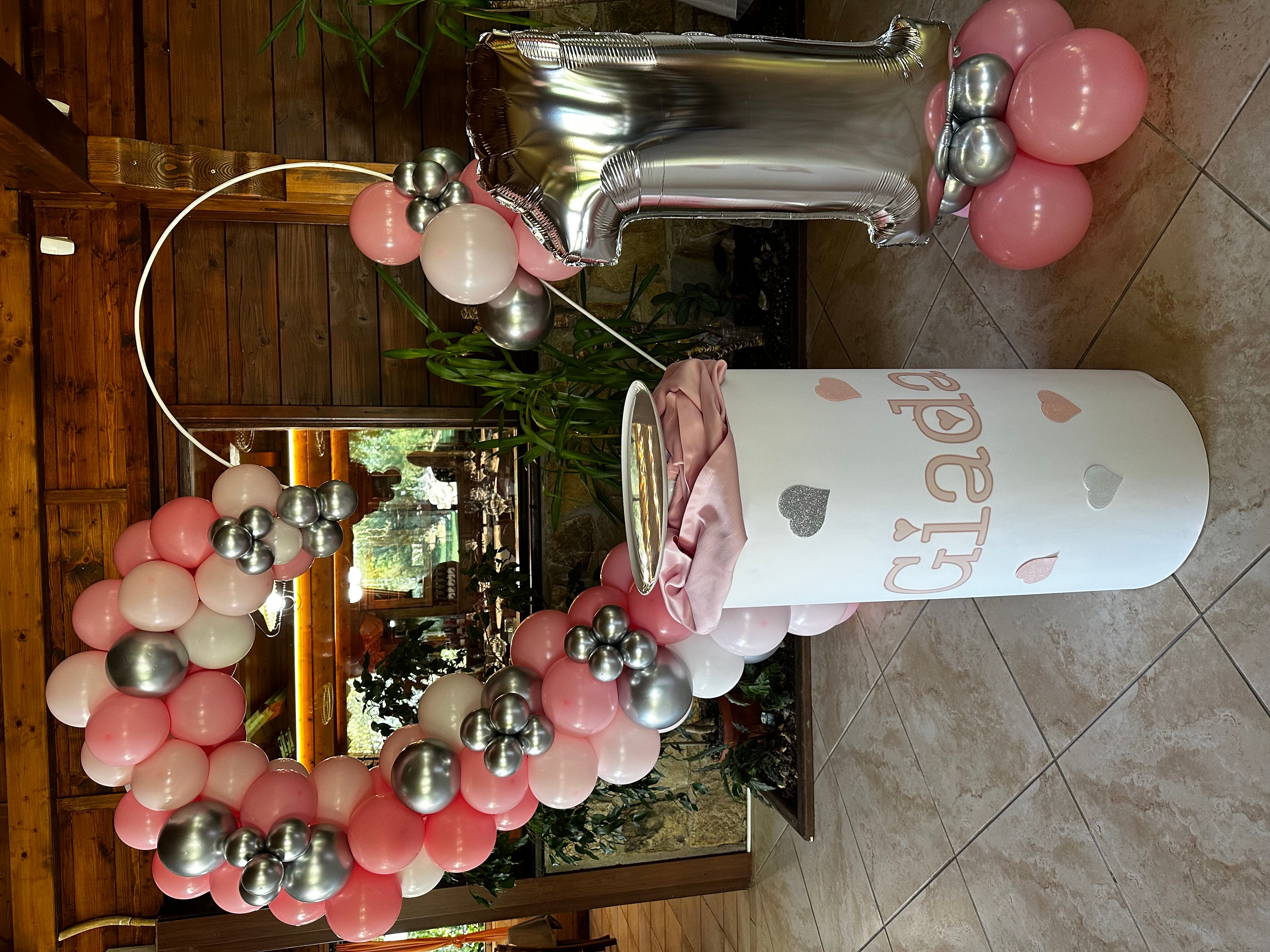 Allestimento 1° Compleanno Rosa e Argento – Balloon Arch Elegante con Numero e Mise en Place Coordinata