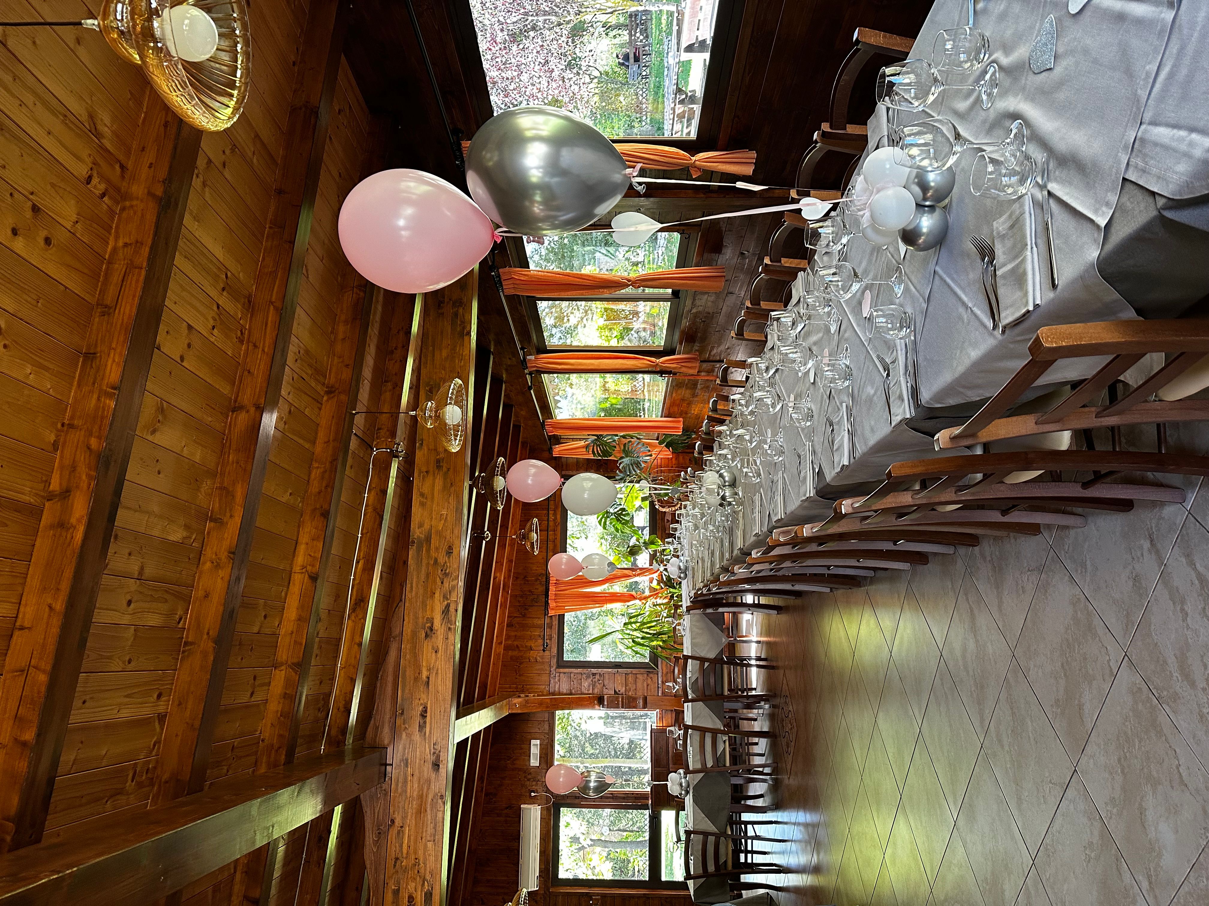 Allestimento 1° Compleanno Rosa e Argento – Balloon Arch Elegante con Numero e Mise en Place Coordinata