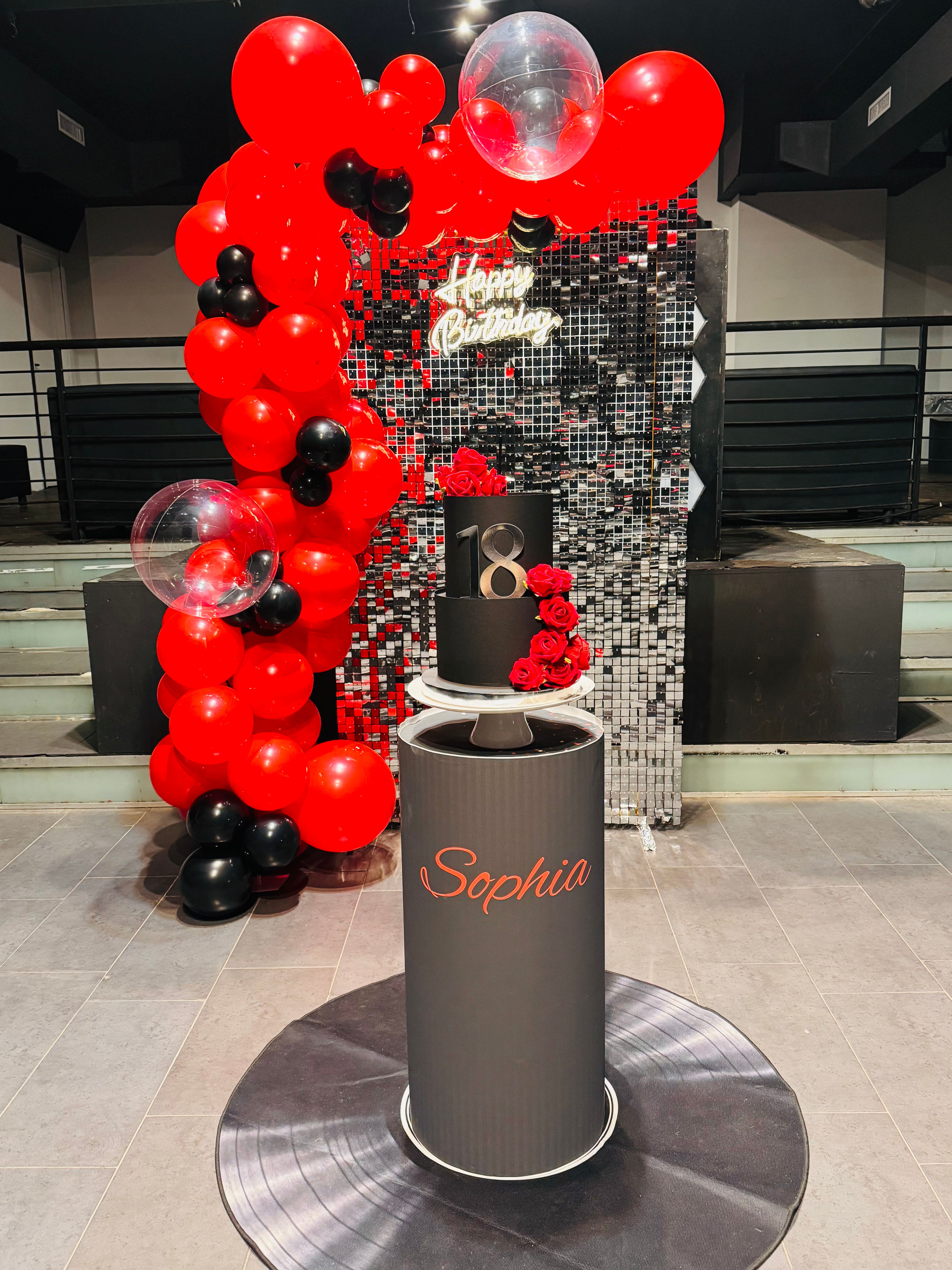 Allestimento 18 Anni Rosso e Nero – Balloon Arch Glam con Shimmer Wall e Cake Design Elegante