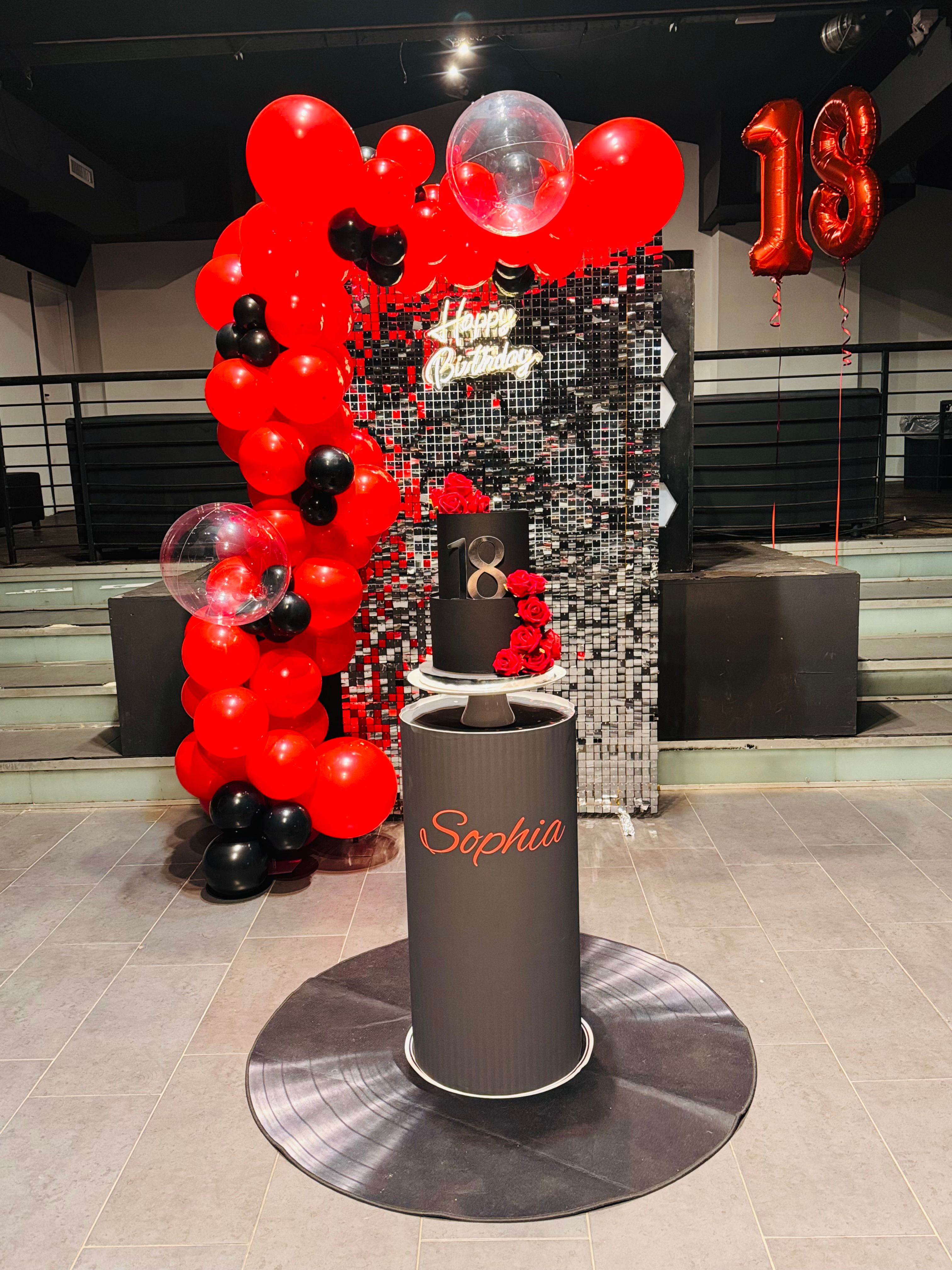 Allestimento 18 Anni Rosso e Nero – Balloon Arch Glam con Shimmer Wall e Cake Design Elegante