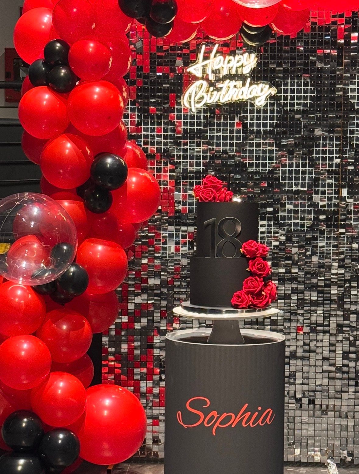 Allestimento 18 Anni Rosso e Nero – Balloon Arch Glam con Shimmer Wall e Cake Design Elegante