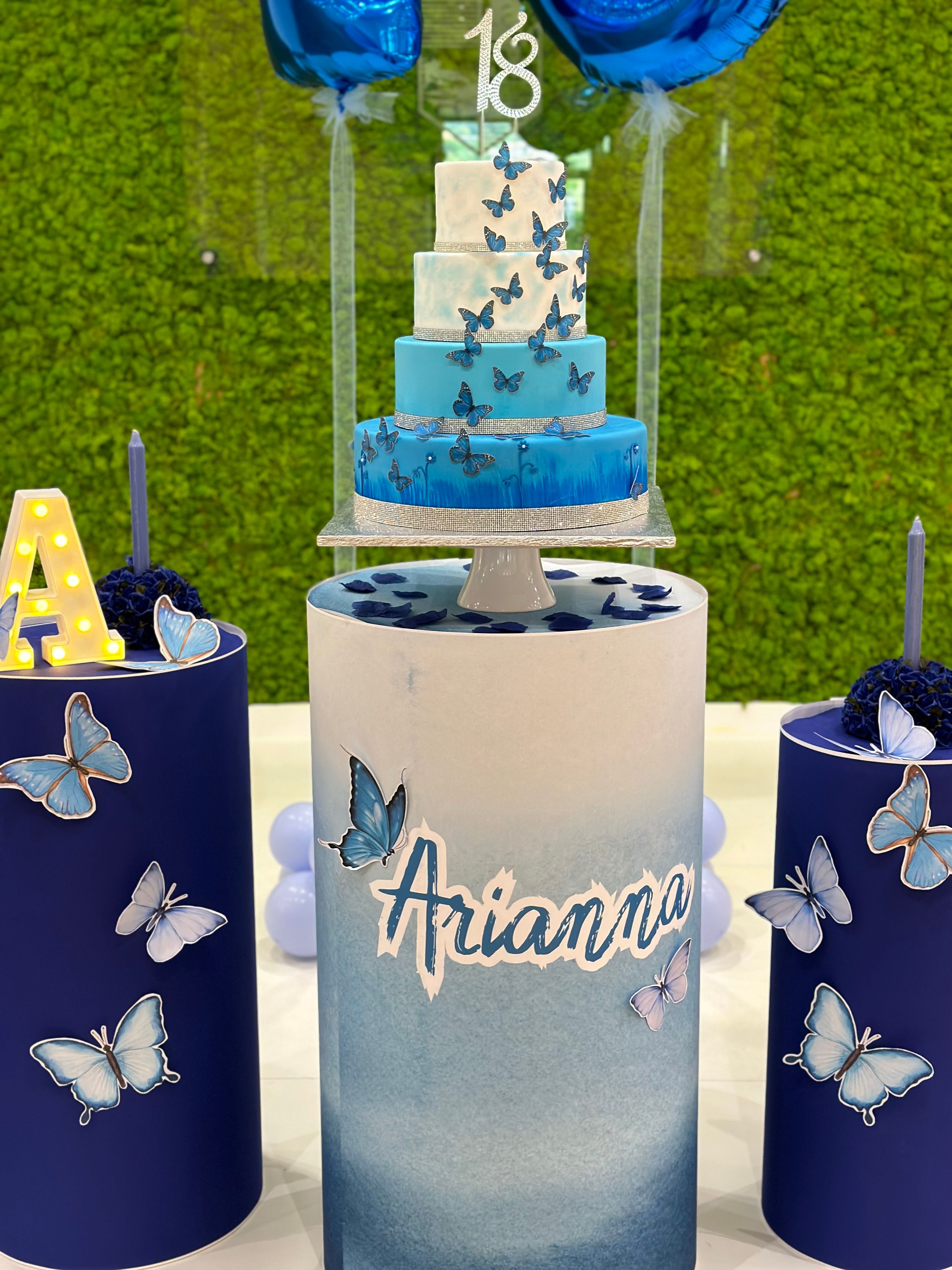 Allestimento 18 Anni Elegante Blu e Argento con Balloon Columns e Backdrop Verde – Decorazione Luxury con Farfalle