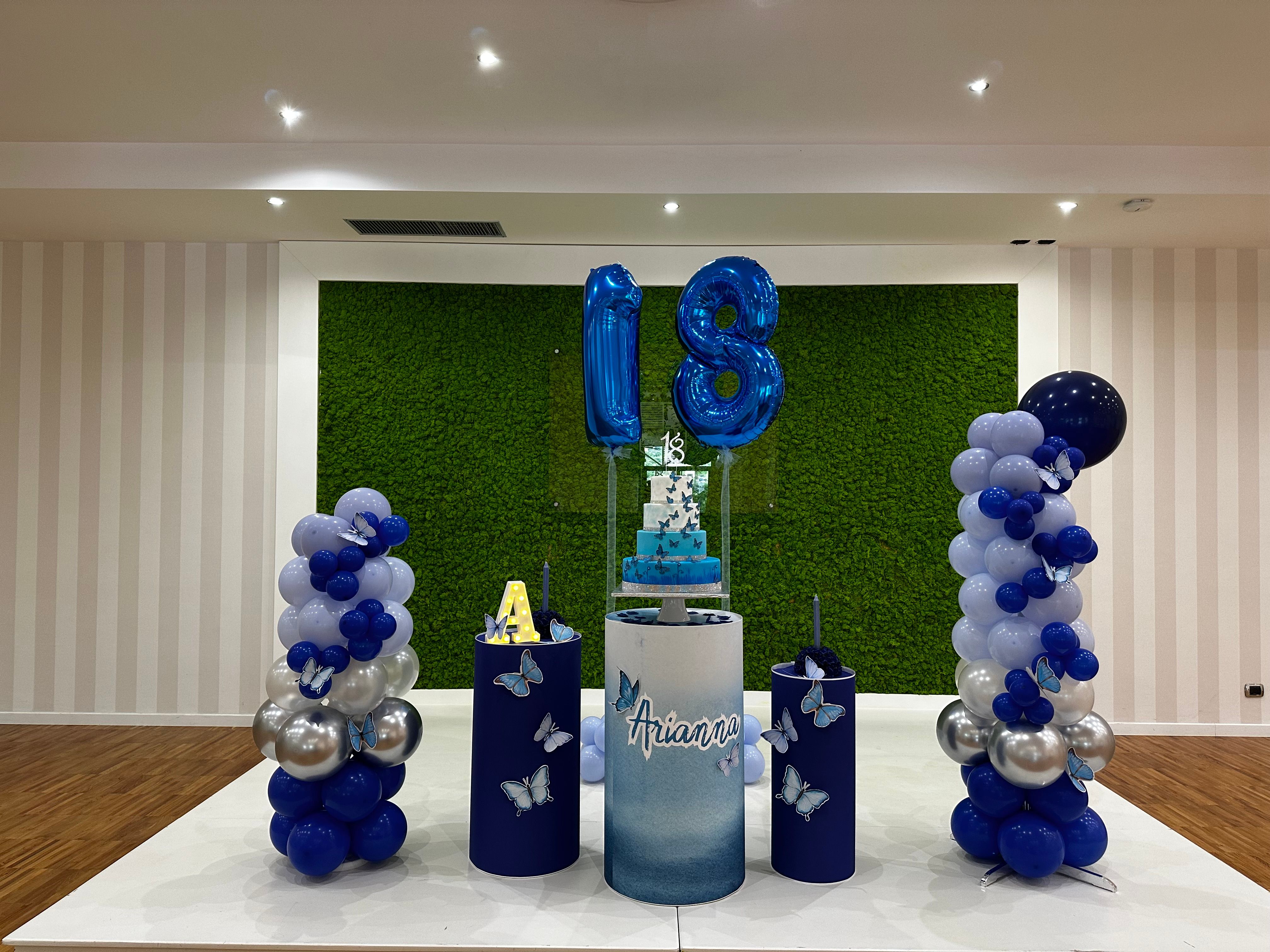 Allestimento 18 Anni Elegante Blu e Argento con Balloon Columns e Backdrop Verde – Decorazione Luxury con Farfalle