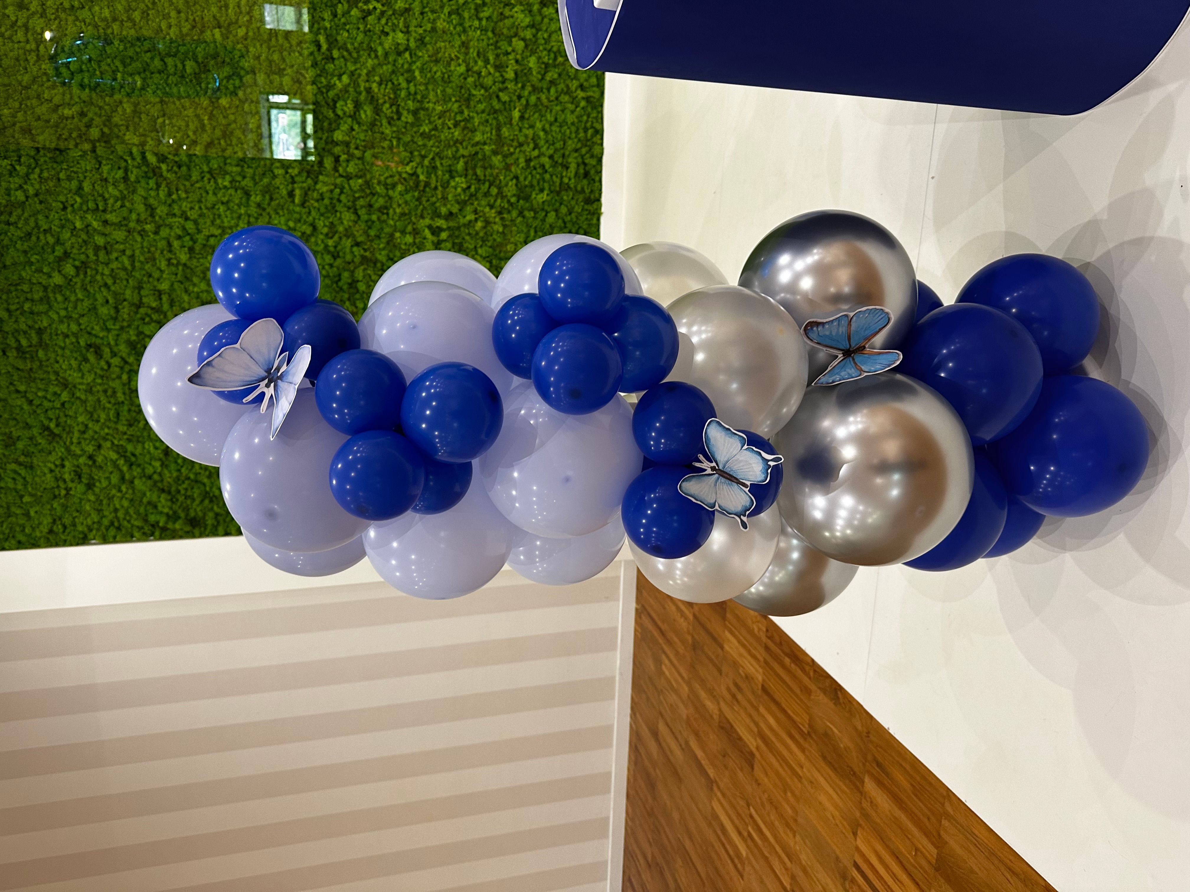 Allestimento 18 Anni Elegante Blu e Argento con Balloon Columns e Backdrop Verde – Decorazione Luxury con Farfalle