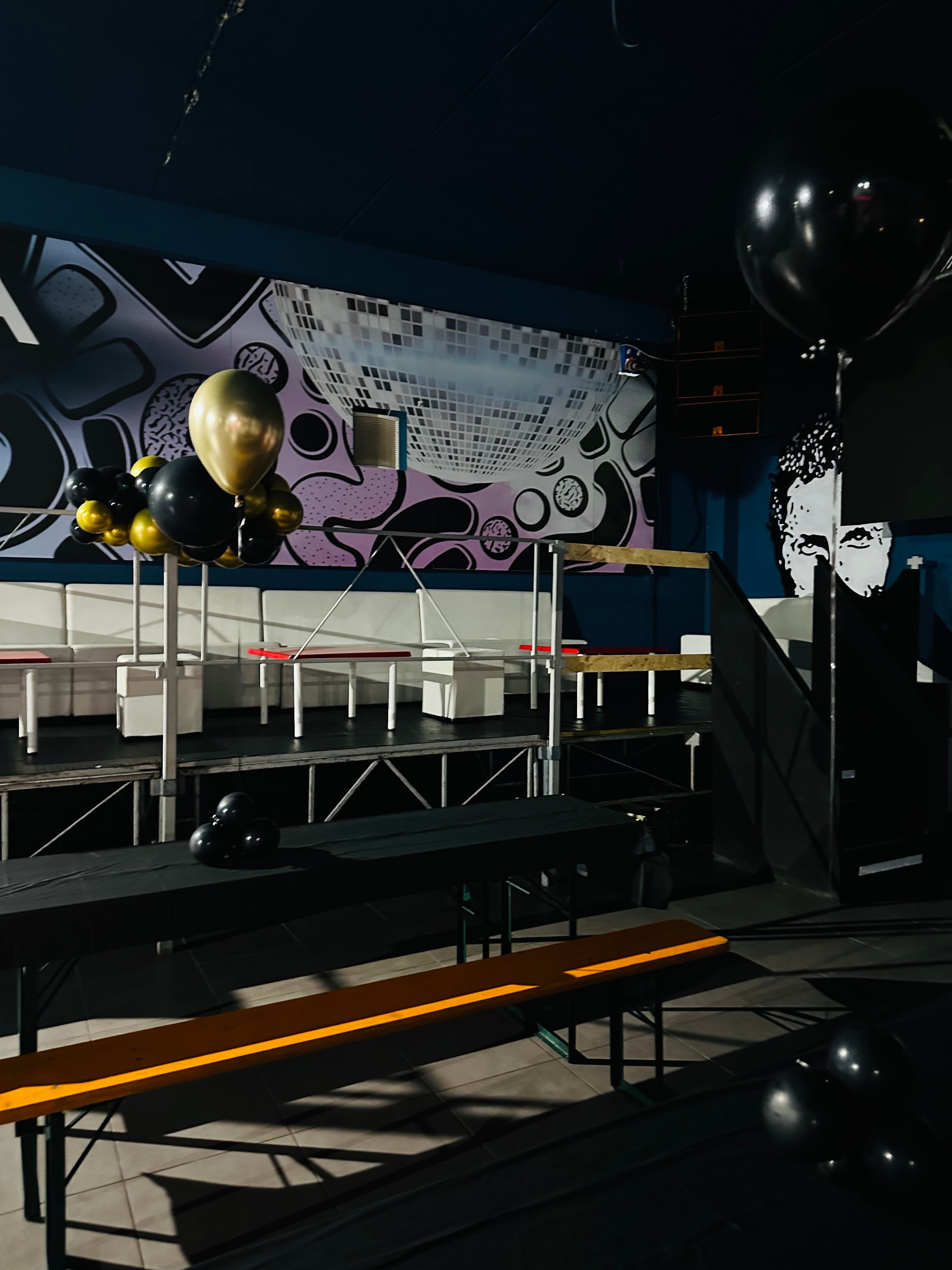 Allestimento 30 Anni Black & Gold Luxury – Balloon Arch con Backdrop Optical e Party Night Setup