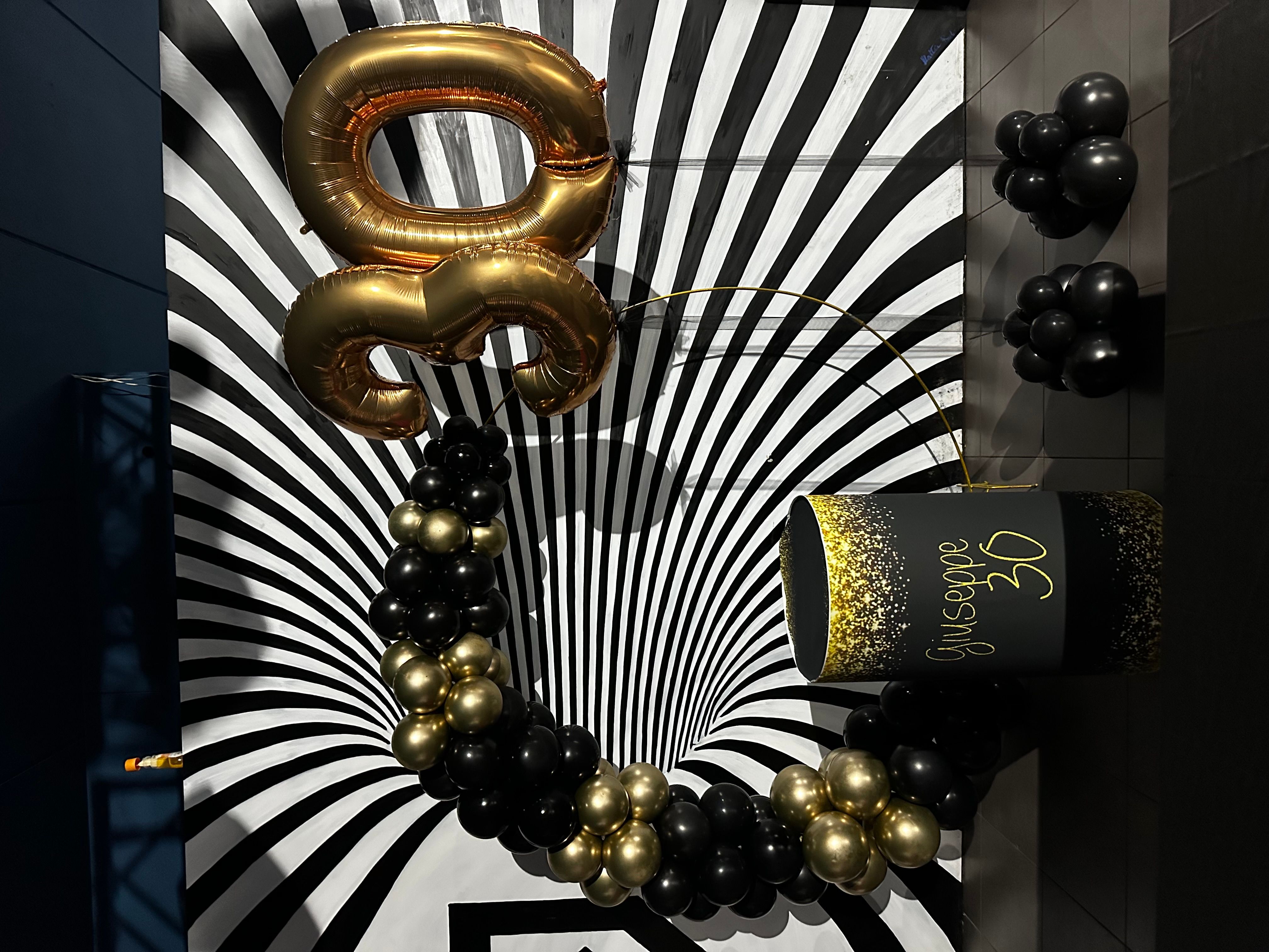 Allestimento 30 Anni Black & Gold Luxury – Balloon Arch con Backdrop Optical e Party Night Setup