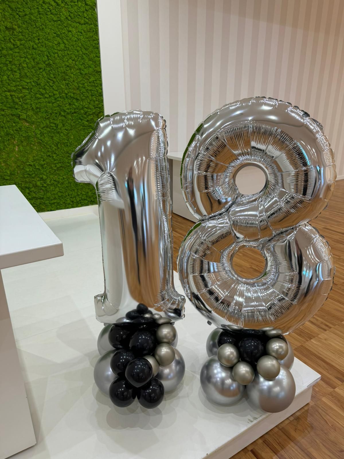 llestimento 18 Anni Luxury Nero e Oro con Balloon Arch Organico e Backdrop Verde – Decorazione Elegante Personalizzata