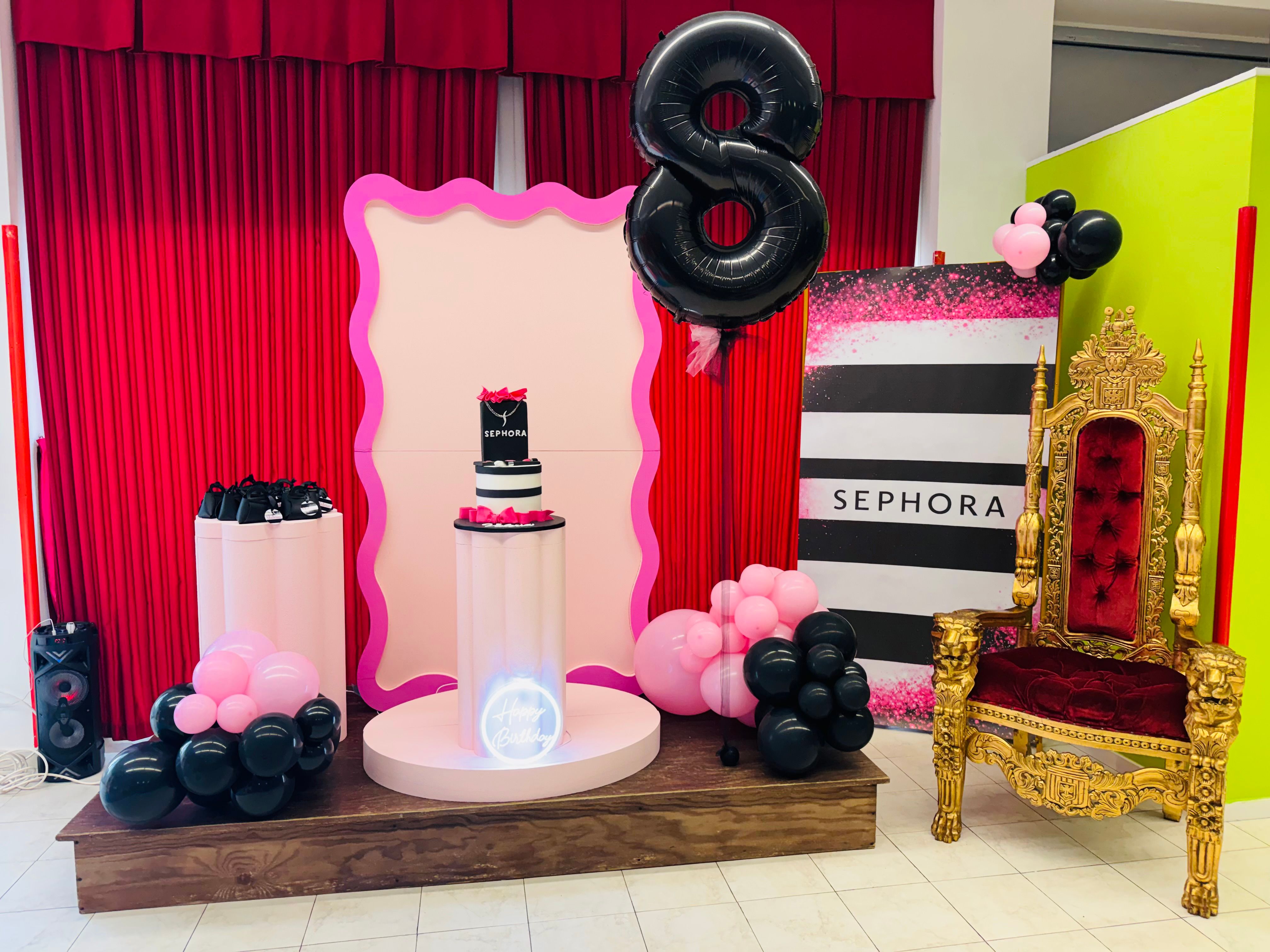 Allestimento 18 Anni Glamour Rosa e Nero – Sweet Table Fashion con Pannello Scenografico e Neon