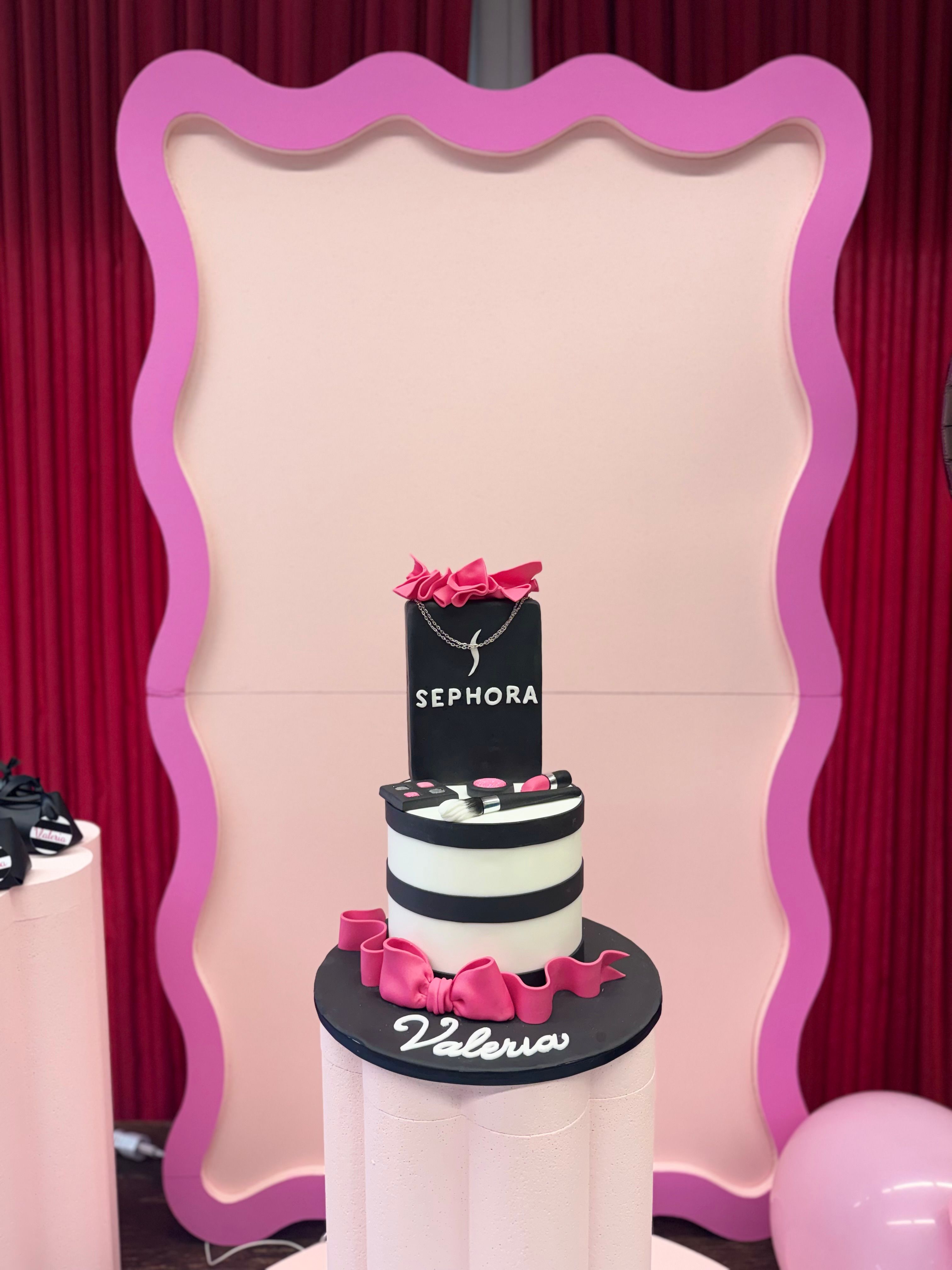 Allestimento 18 Anni Glamour Rosa e Nero – Sweet Table Fashion con Pannello Scenografico e Neon