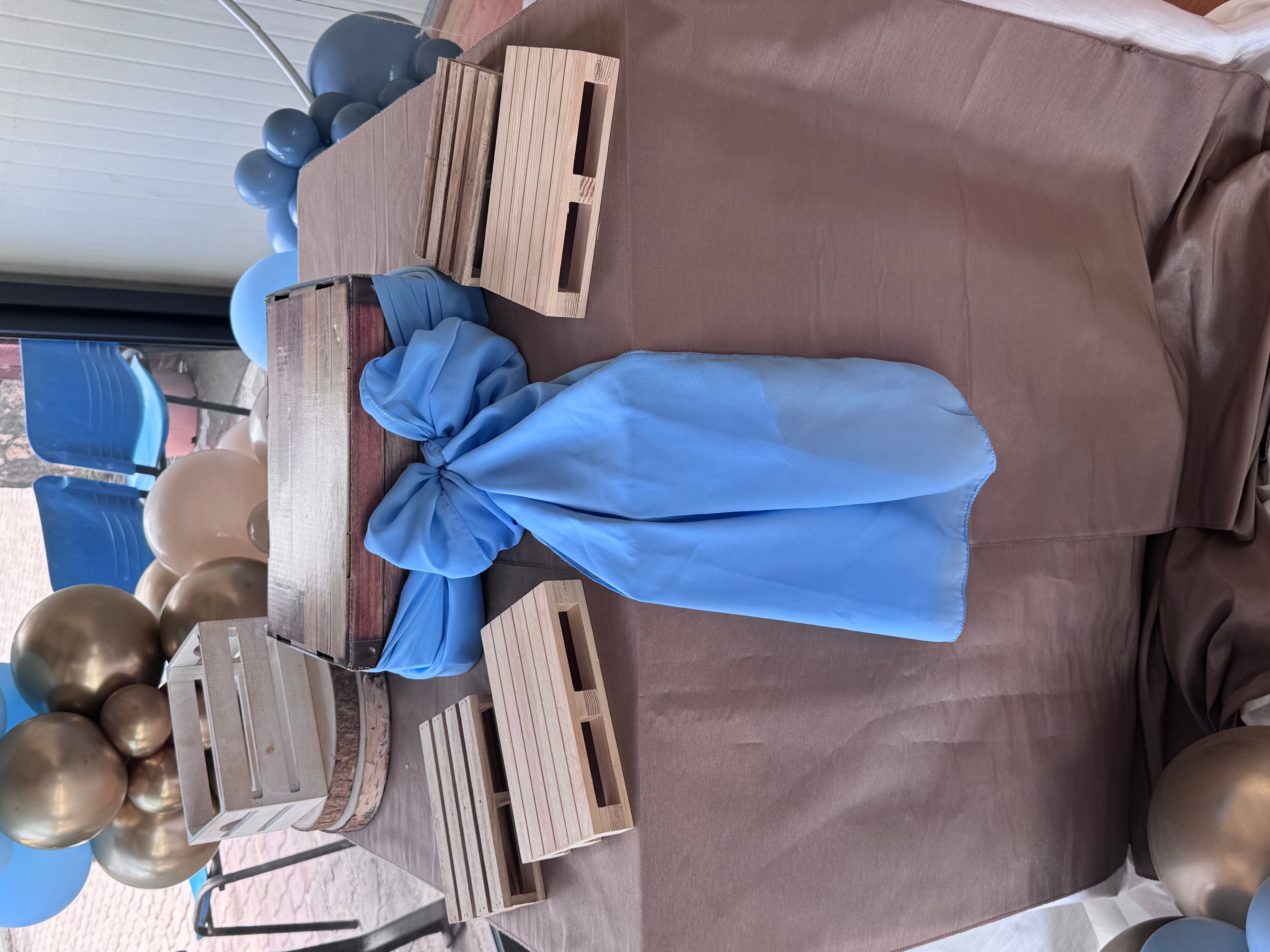 Allestimento 18 Anni Elegante con Balloon Arch Blu e Oro – Decorazione Luxury con Numero 18 Gigante e Sweet Table