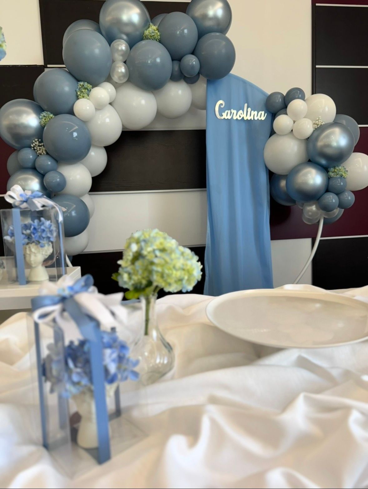 Allestimento Battesimo Elegante Celeste e Bianco con Balloon Arch Organico e Confettata Luxury Personalizzata