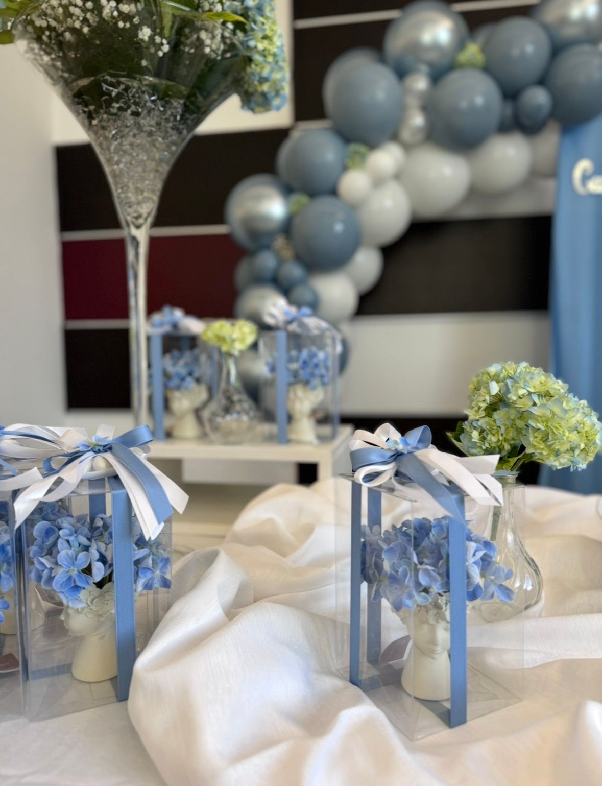 Allestimento Battesimo Elegante Celeste e Bianco con Balloon Arch Organico e Confettata Luxury Personalizzata