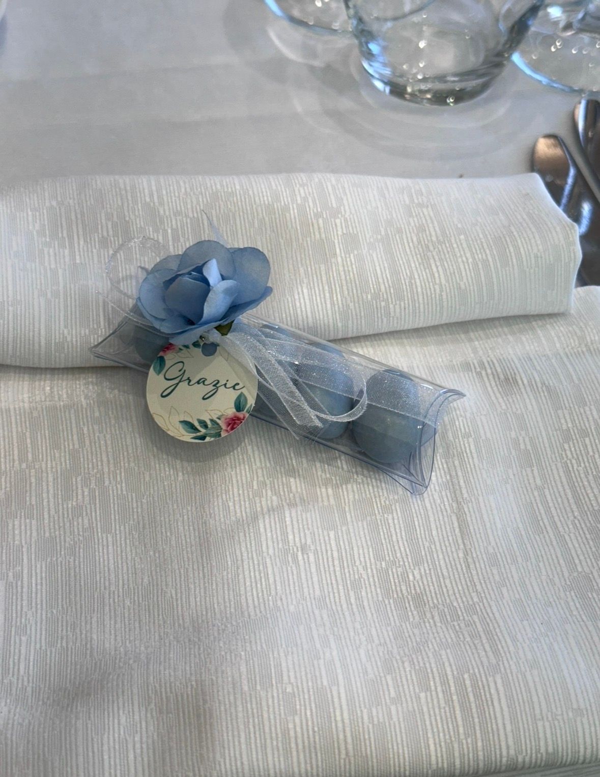 Allestimento Battesimo Elegante Celeste e Bianco con Balloon Arch Organico e Confettata Luxury Personalizzata