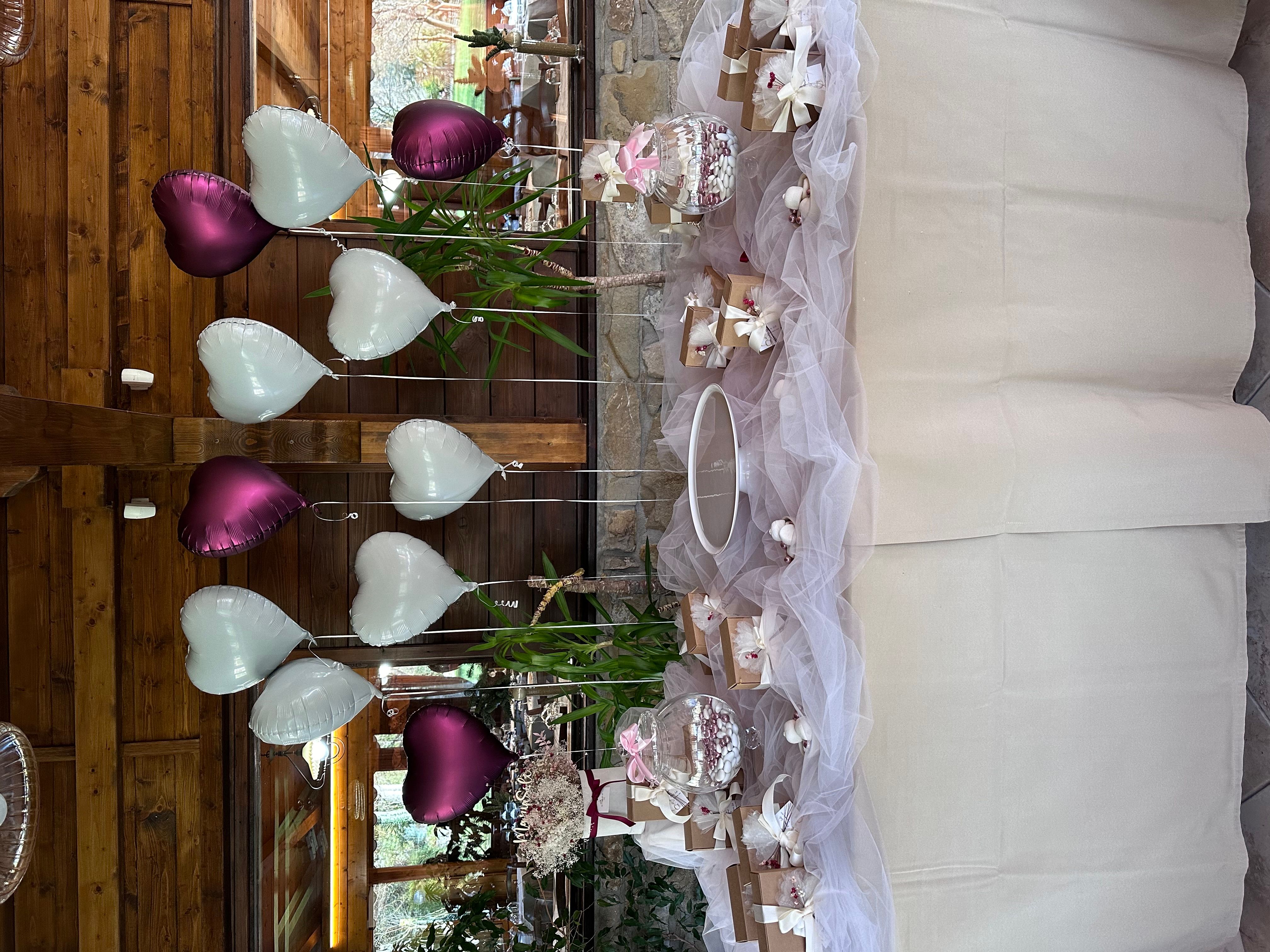Allestimento Confettata Elegante Battesimo e Matrimonio – Sweet Table Romantico con Fiori Secchi e Palloncini Cuore