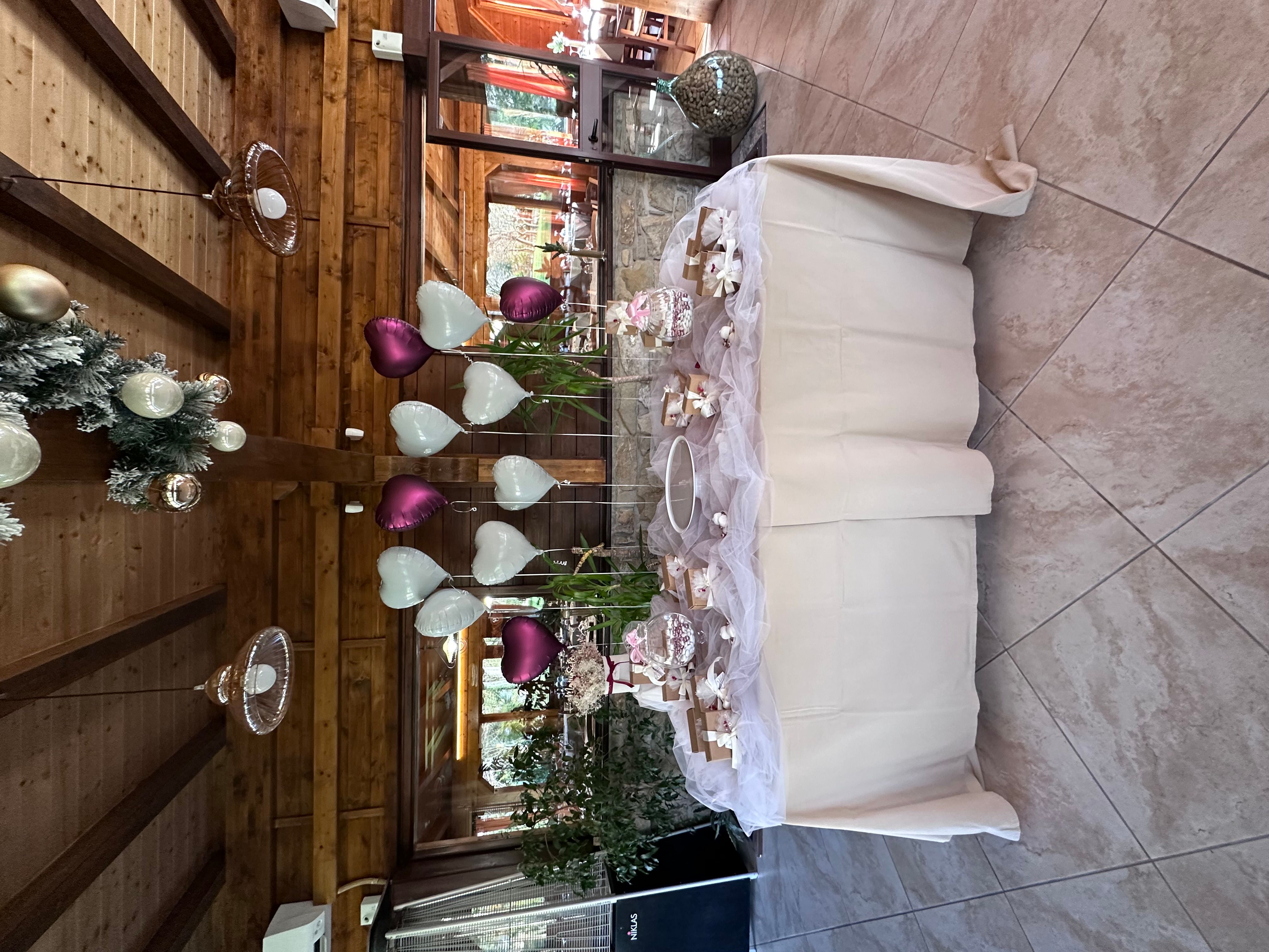 Allestimento Confettata Elegante Battesimo e Matrimonio – Sweet Table Romantico con Fiori Secchi e Palloncini Cuore