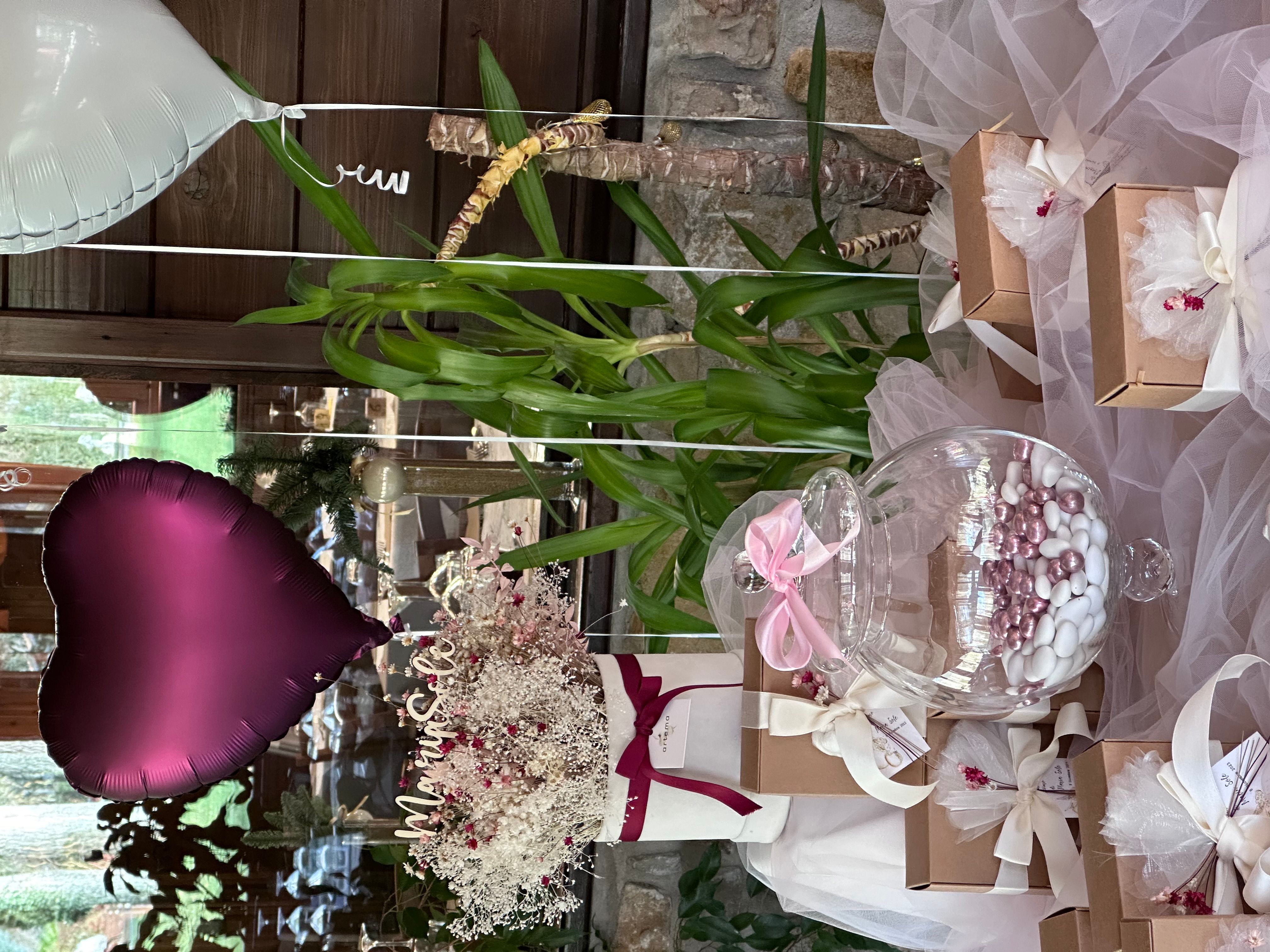 Allestimento Confettata Elegante Battesimo e Matrimonio – Sweet Table Romantico con Fiori Secchi e Palloncini Cuore