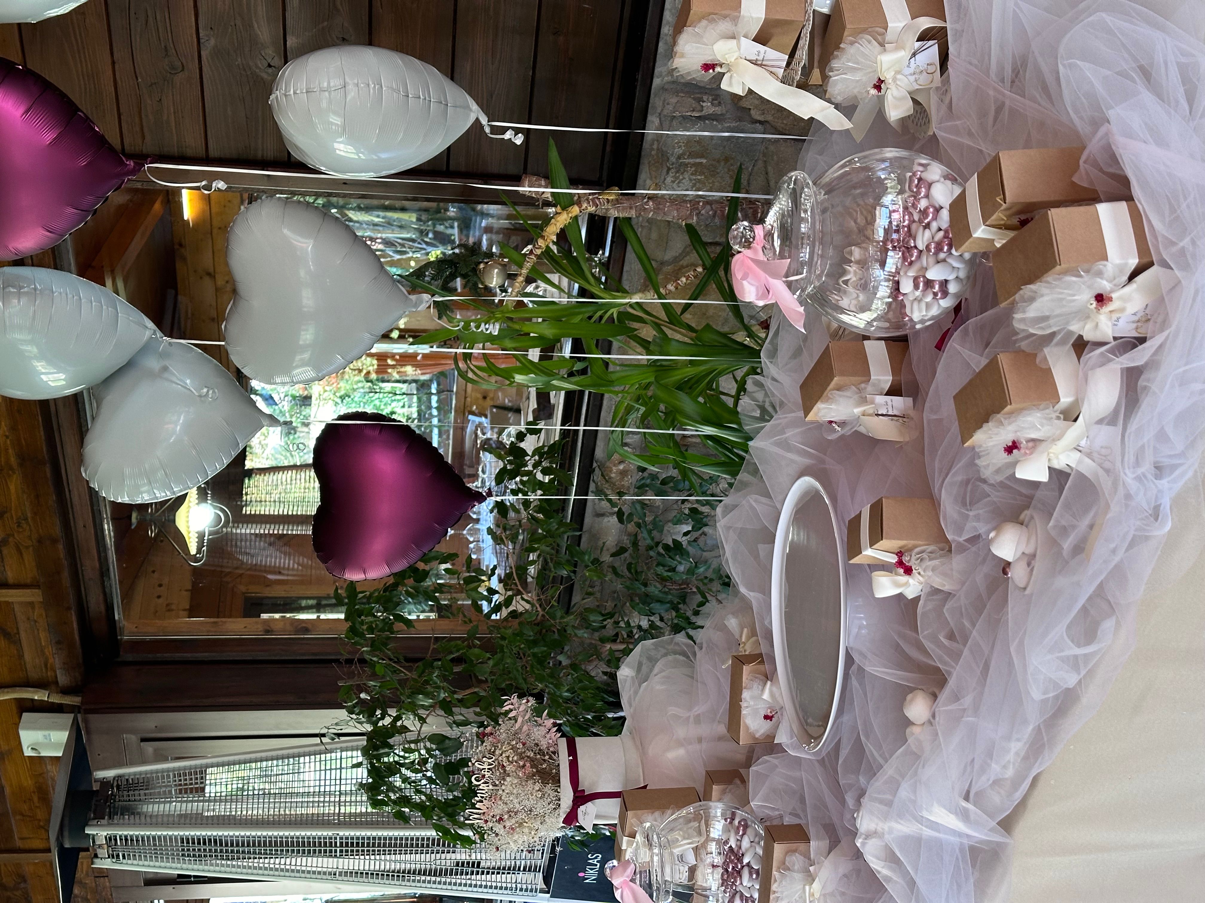 Allestimento Confettata Elegante Battesimo e Matrimonio – Sweet Table Romantico con Fiori Secchi e Palloncini Cuore