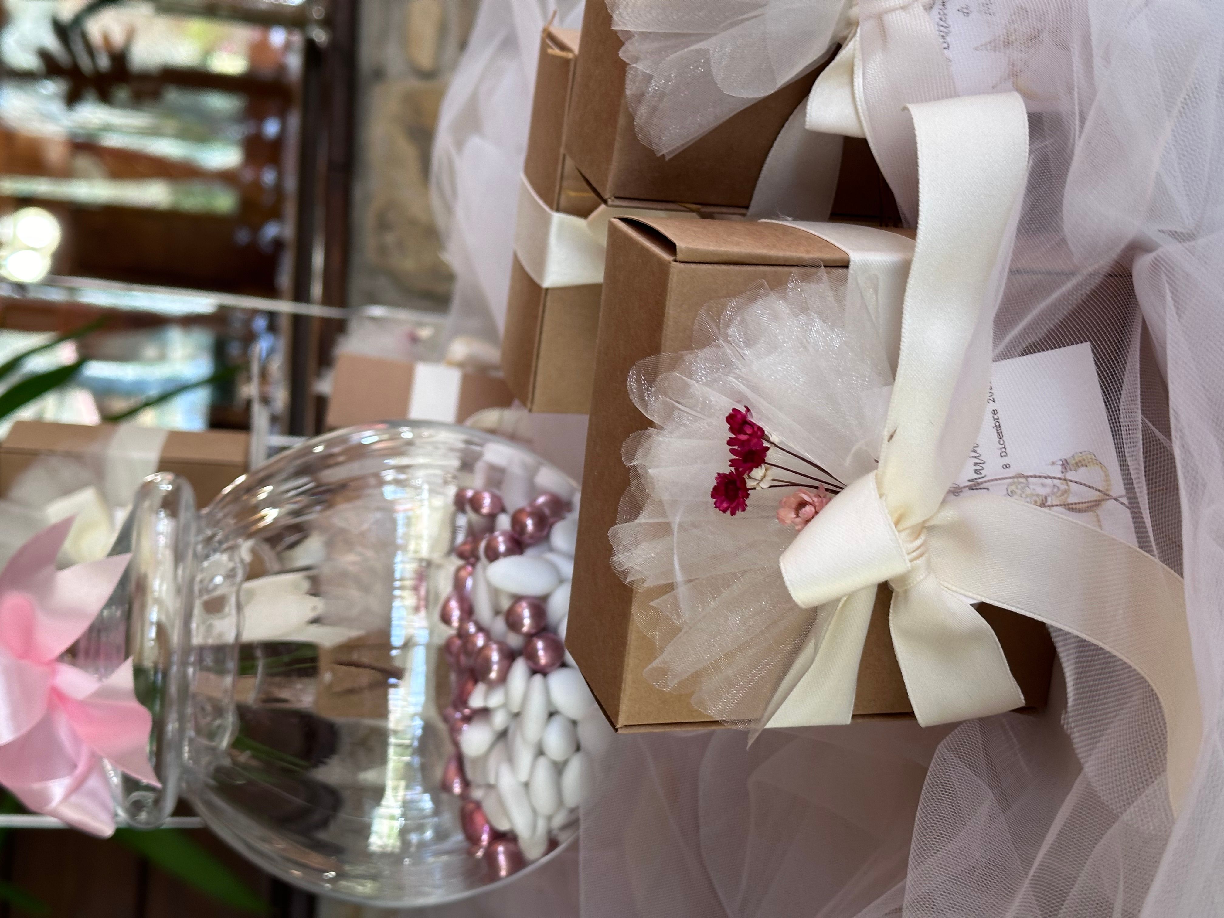Allestimento Confettata Elegante Battesimo e Matrimonio – Sweet Table Romantico con Fiori Secchi e Palloncini Cuore