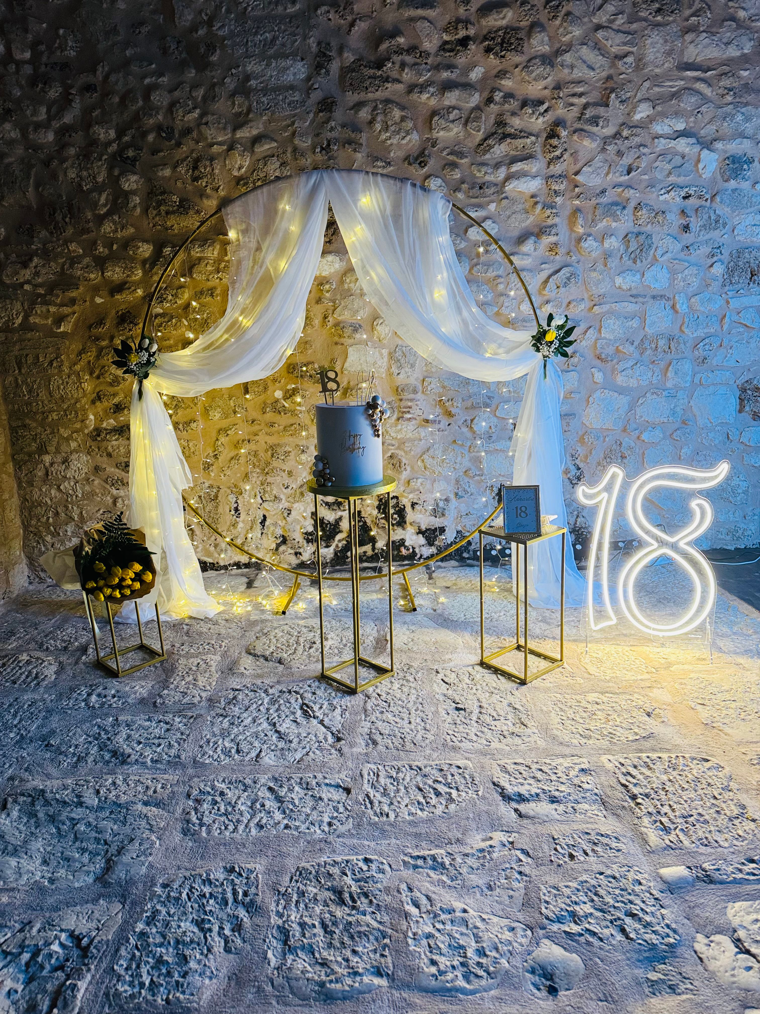 👉 Allestimento 18 Anni Luxury Oro e Bianco con Cerchio Decorato, Luci Calde e Numero 18 Luminoso