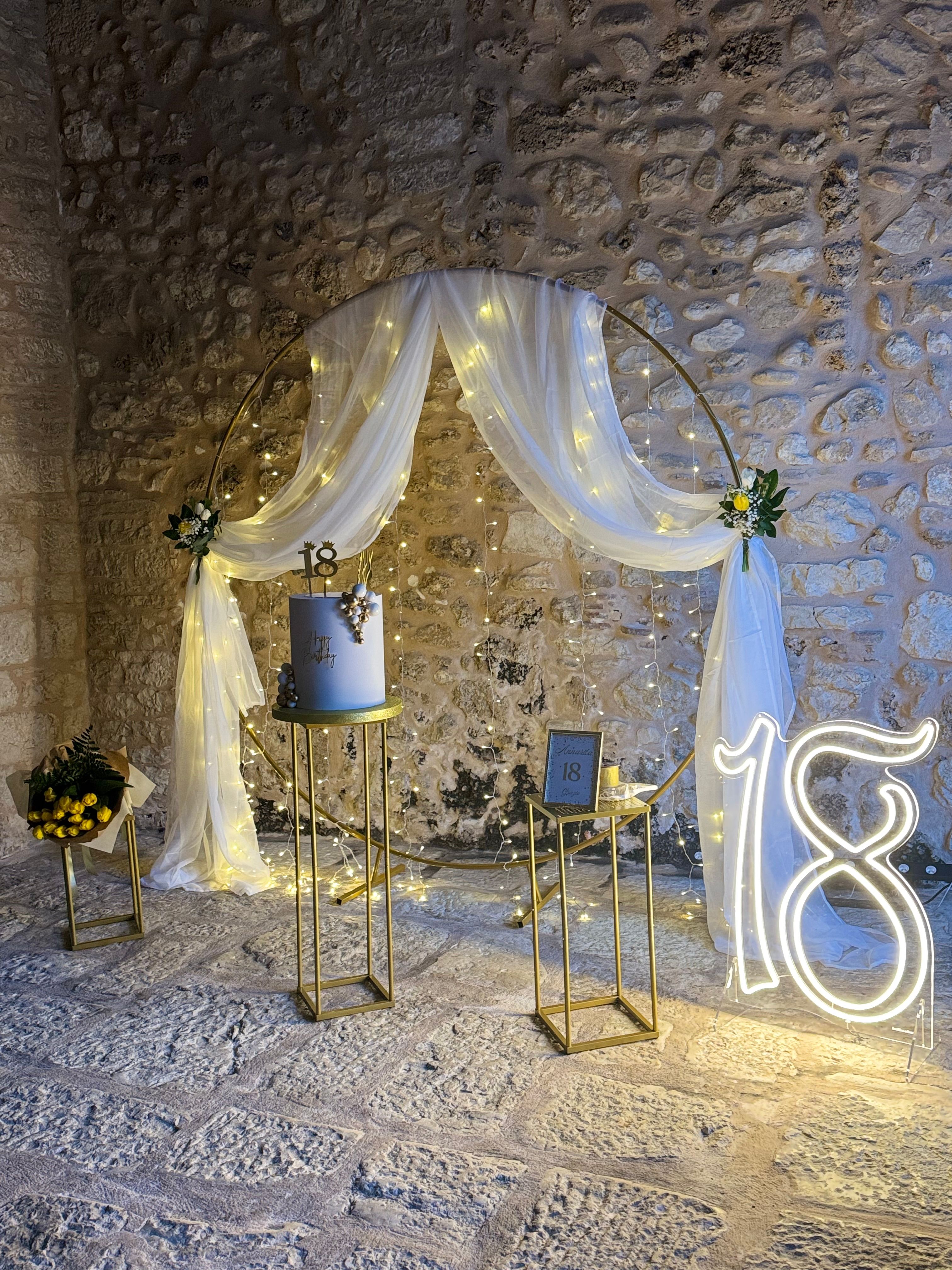 👉 Allestimento 18 Anni Luxury Oro e Bianco con Cerchio Decorato, Luci Calde e Numero 18 Luminoso