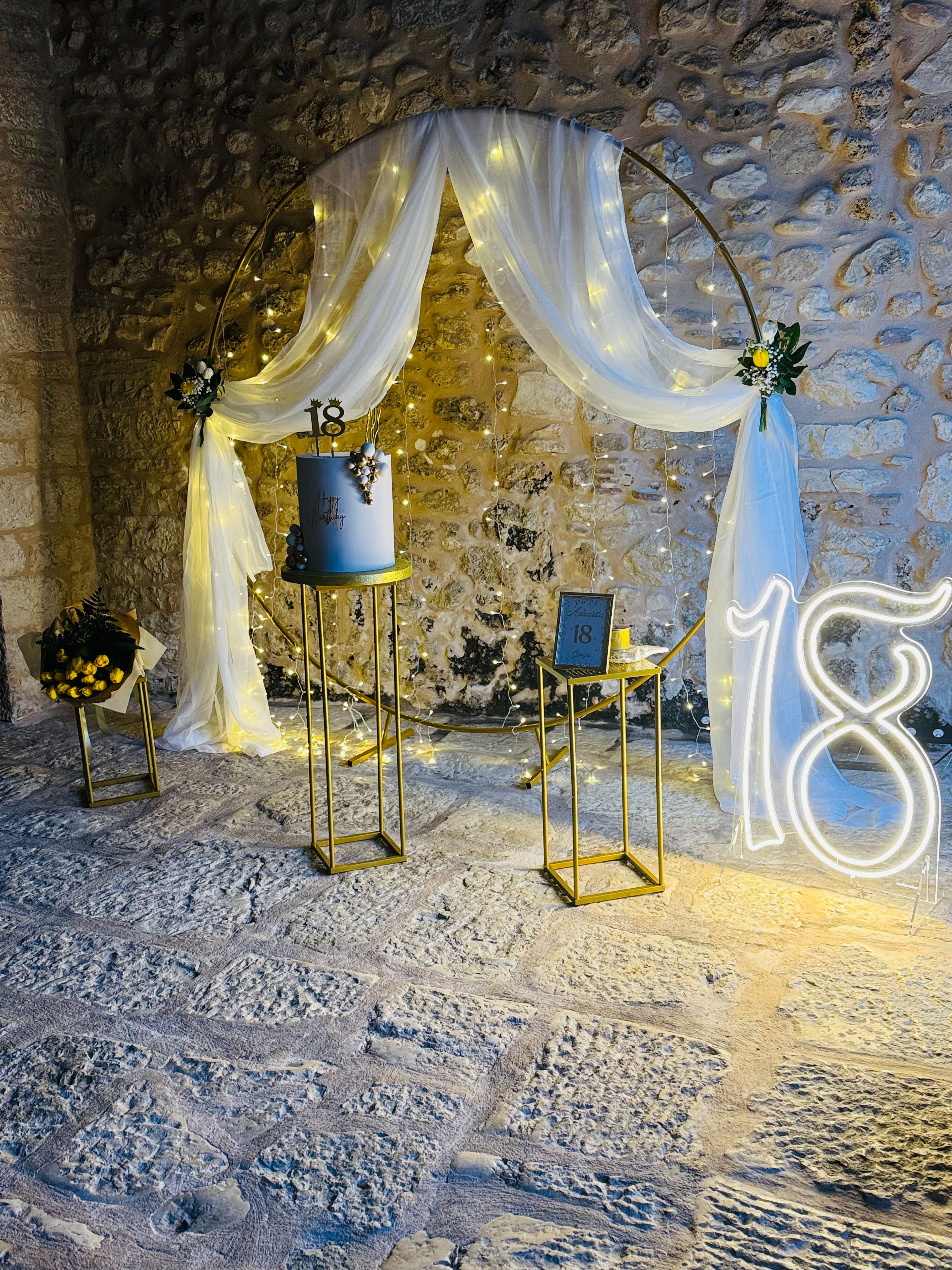 👉 Allestimento 18 Anni Luxury Oro e Bianco con Cerchio Decorato, Luci Calde e Numero 18 Luminoso