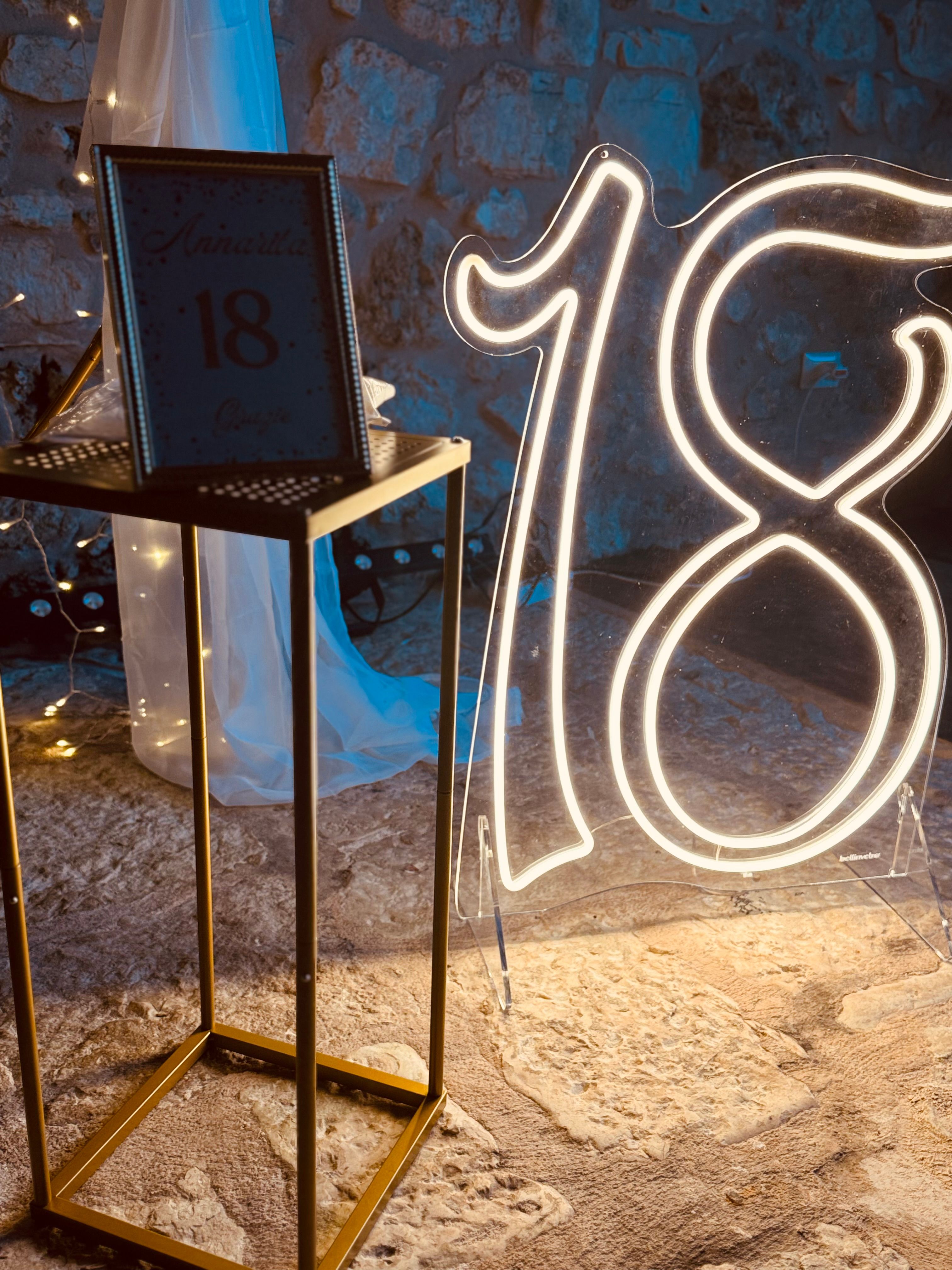 👉 Allestimento 18 Anni Luxury Oro e Bianco con Cerchio Decorato, Luci Calde e Numero 18 Luminoso